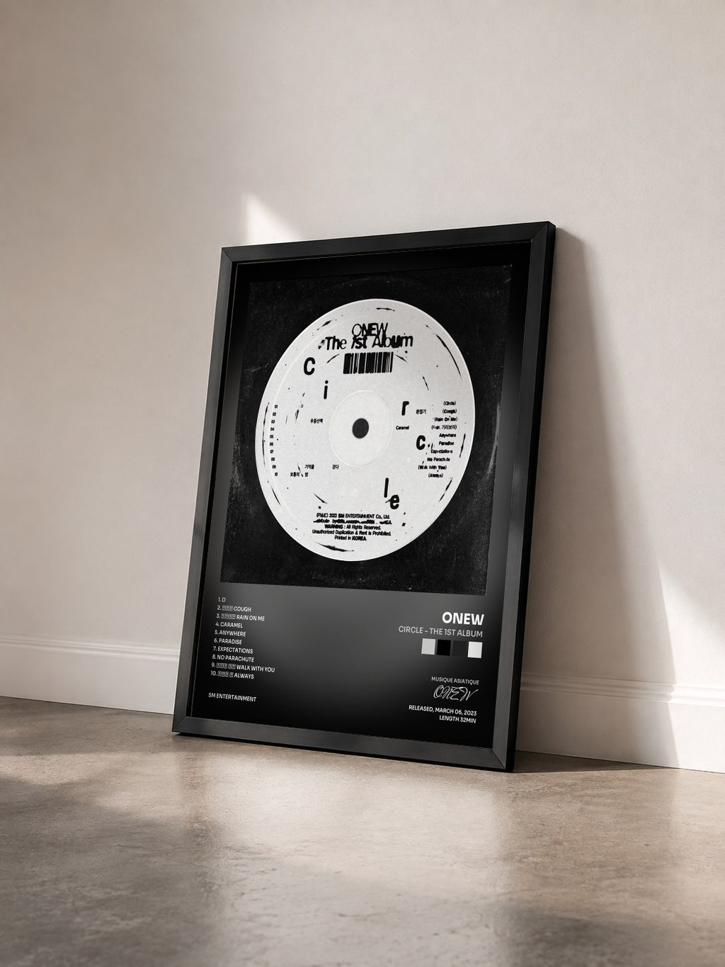 #noir Tableau de l'album Circle - The 1st Album de ONEW vu de trois quarts, cadre noir