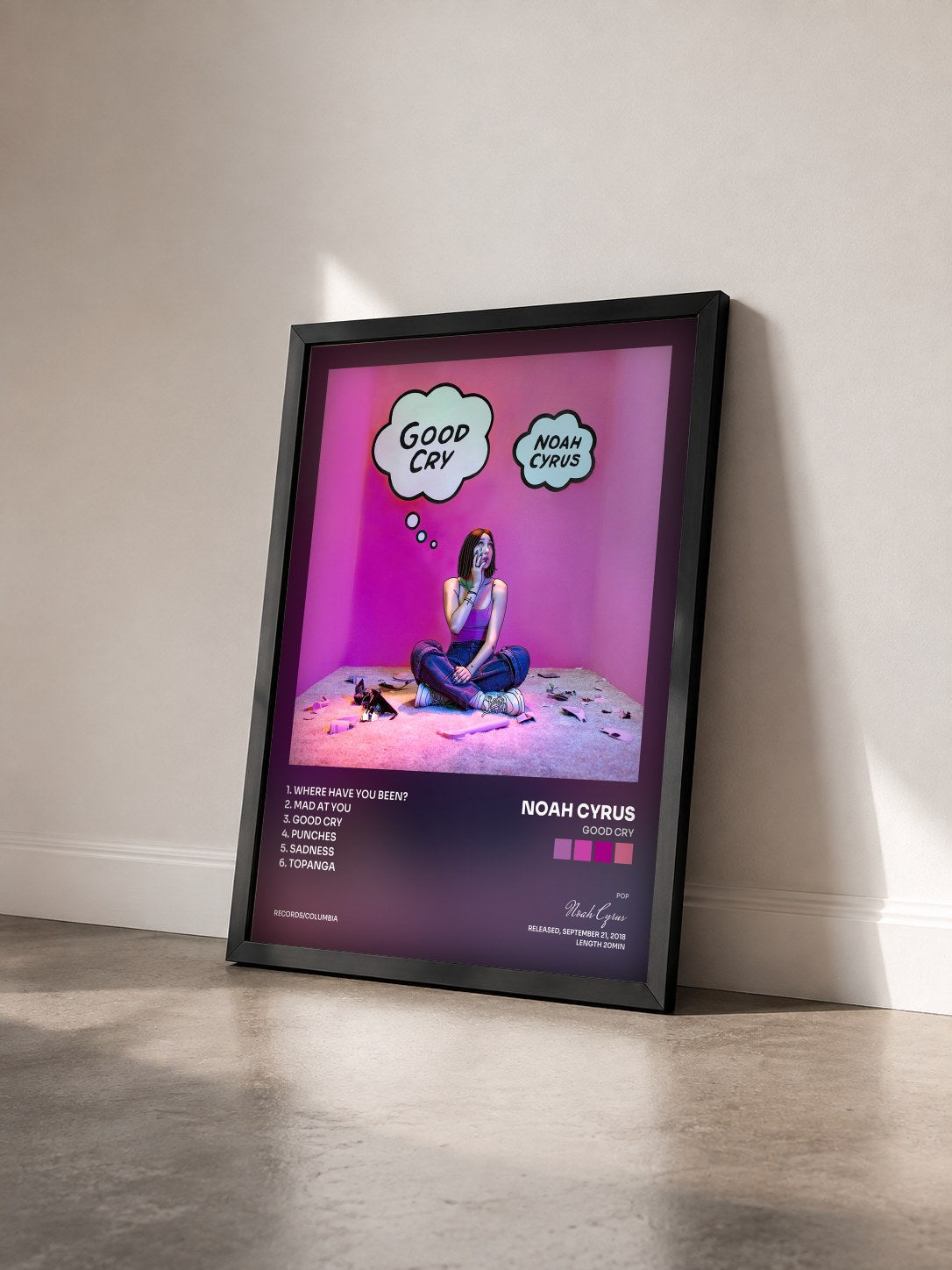 #noir Tableau de l'album Good Cry de Noah Cyrus vu de trois quarts, cadre noir