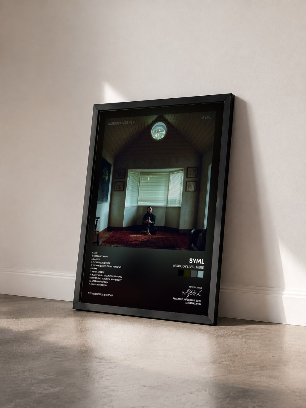 #noir Tableau de l'album Nobody Lives Here de SYML vu de trois quarts, cadre noir