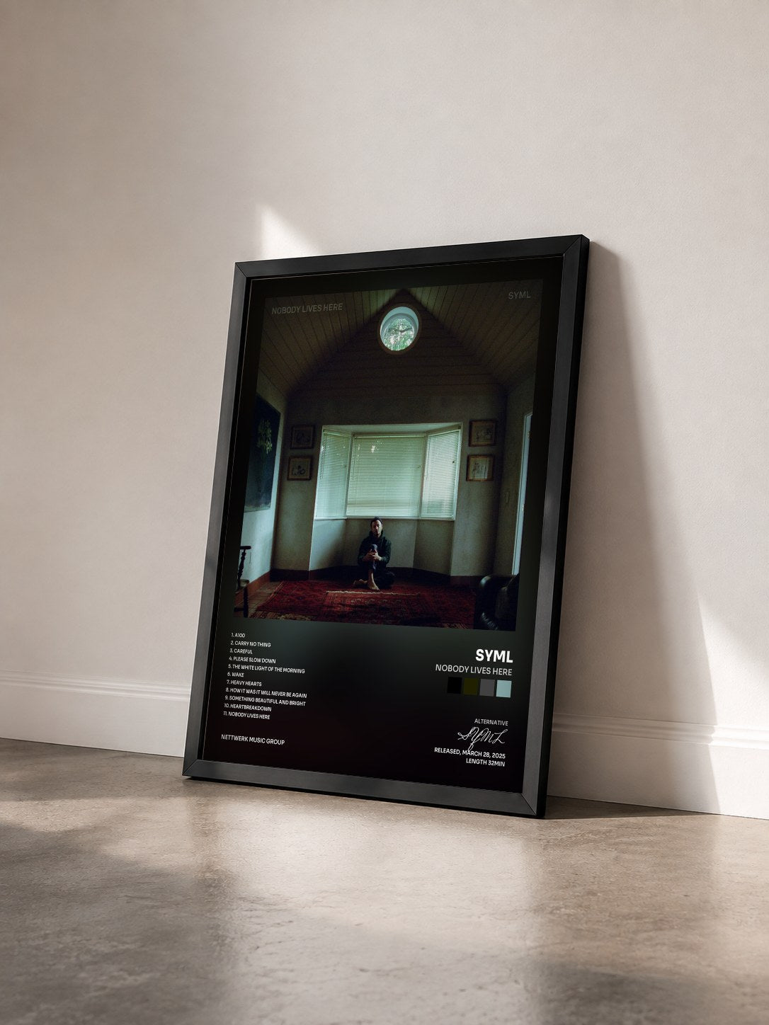 #noir Tableau de l'album Nobody Lives Here de SYML vu de trois quarts, cadre noir