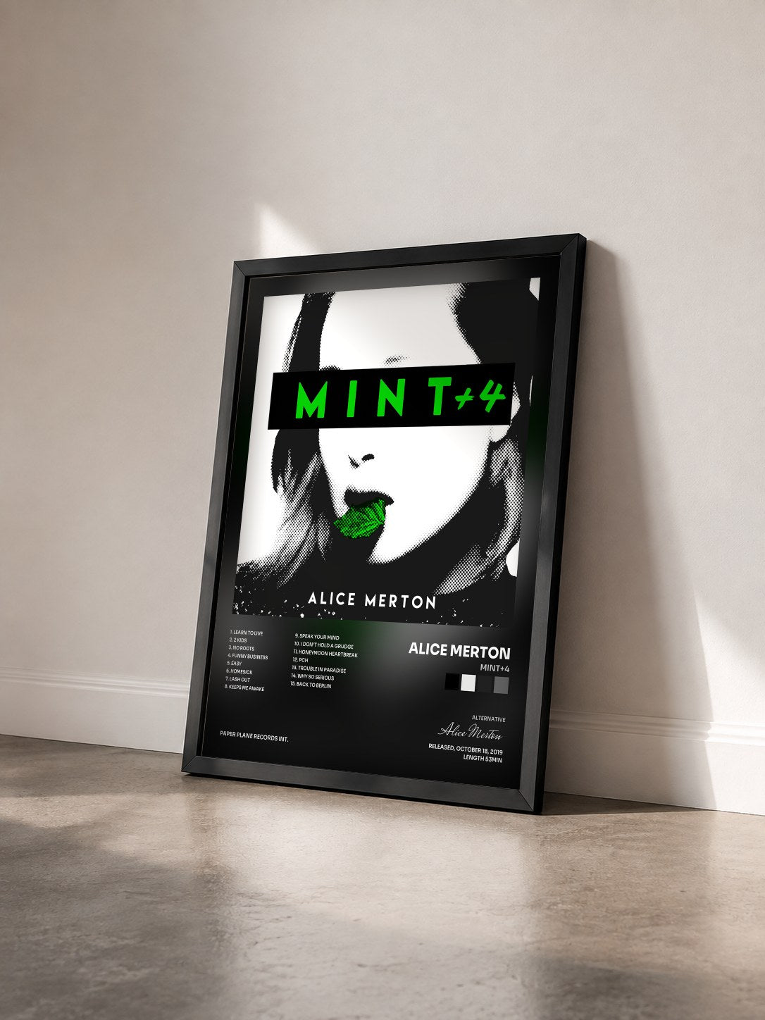 #noir Tableau de l'album MINT+4 de Alice Merton vu de trois quarts, cadre noir