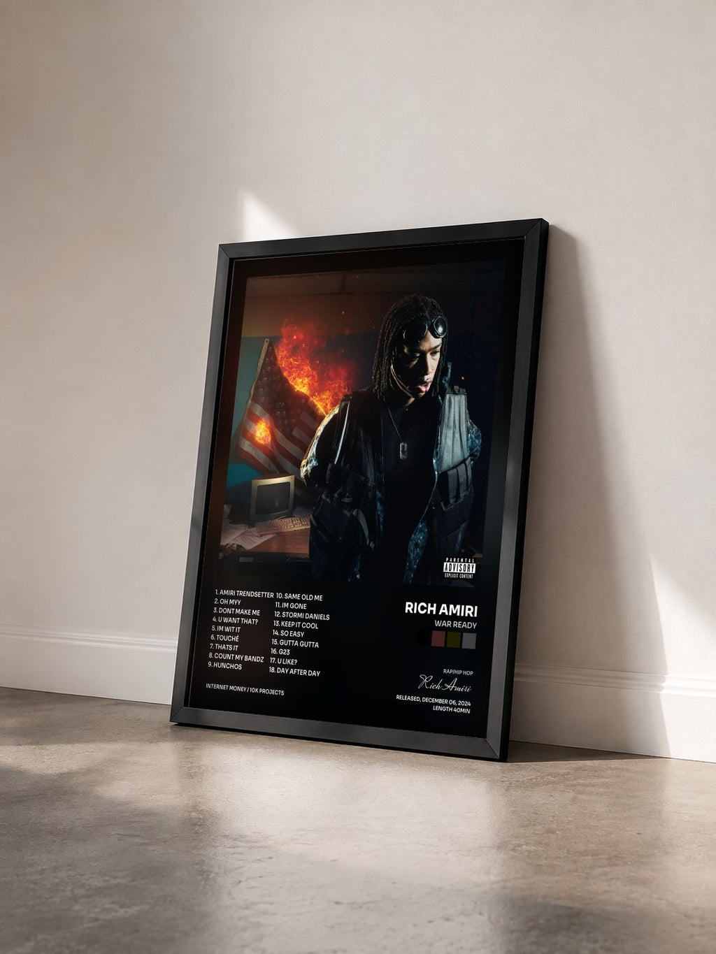 #noir Tableau de l'album War Ready de Rich Amiri vu de trois quarts, cadre noir