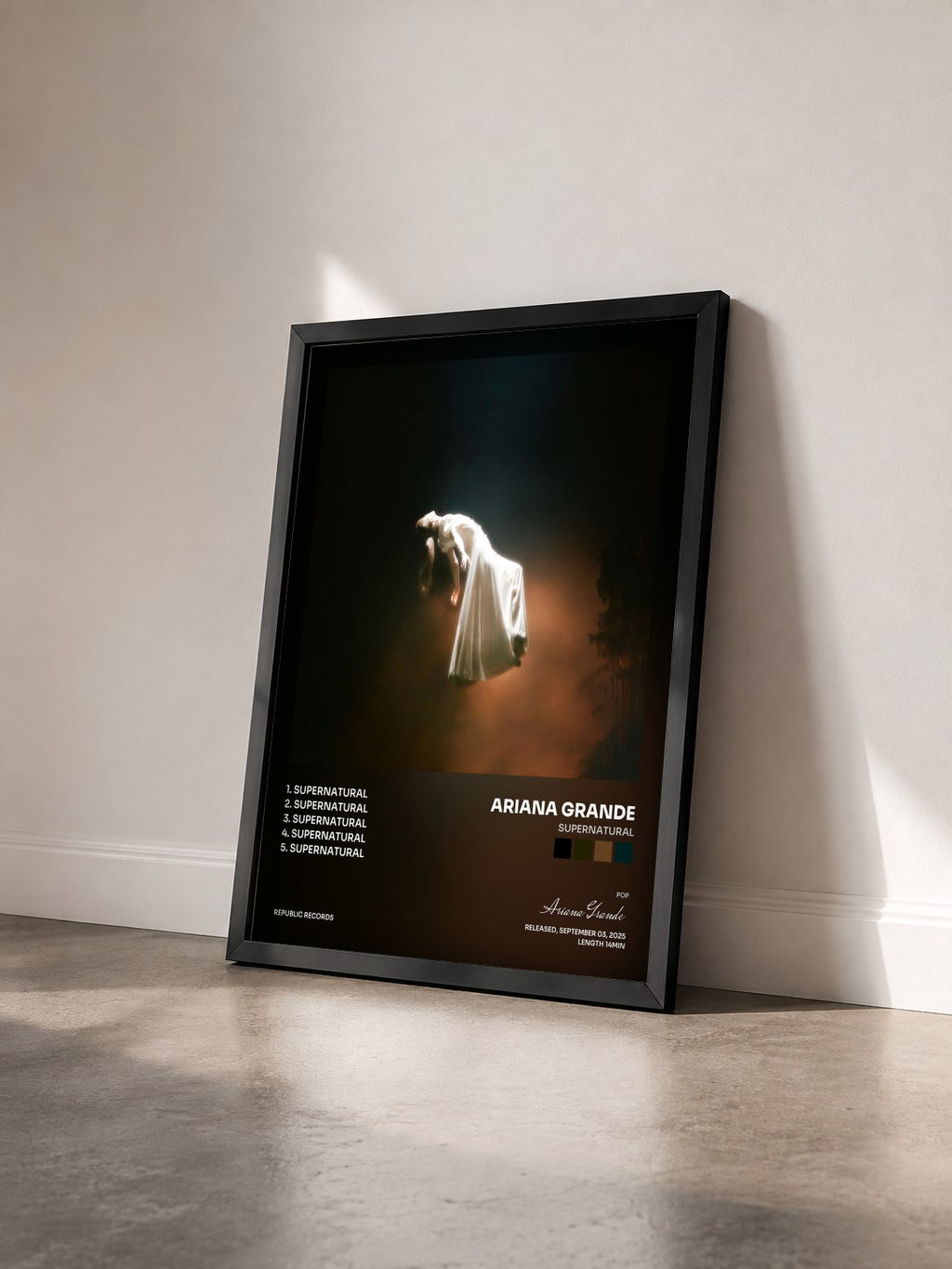 #noir Tableau de l'album supernatural de Ariana Grande vu de trois quarts, cadre noir