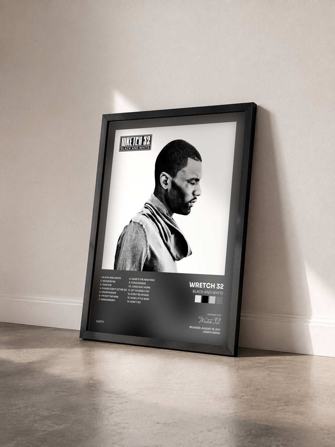 #noir Tableau de l'album Black and White de Wretch 32 vu de trois quarts, cadre noir