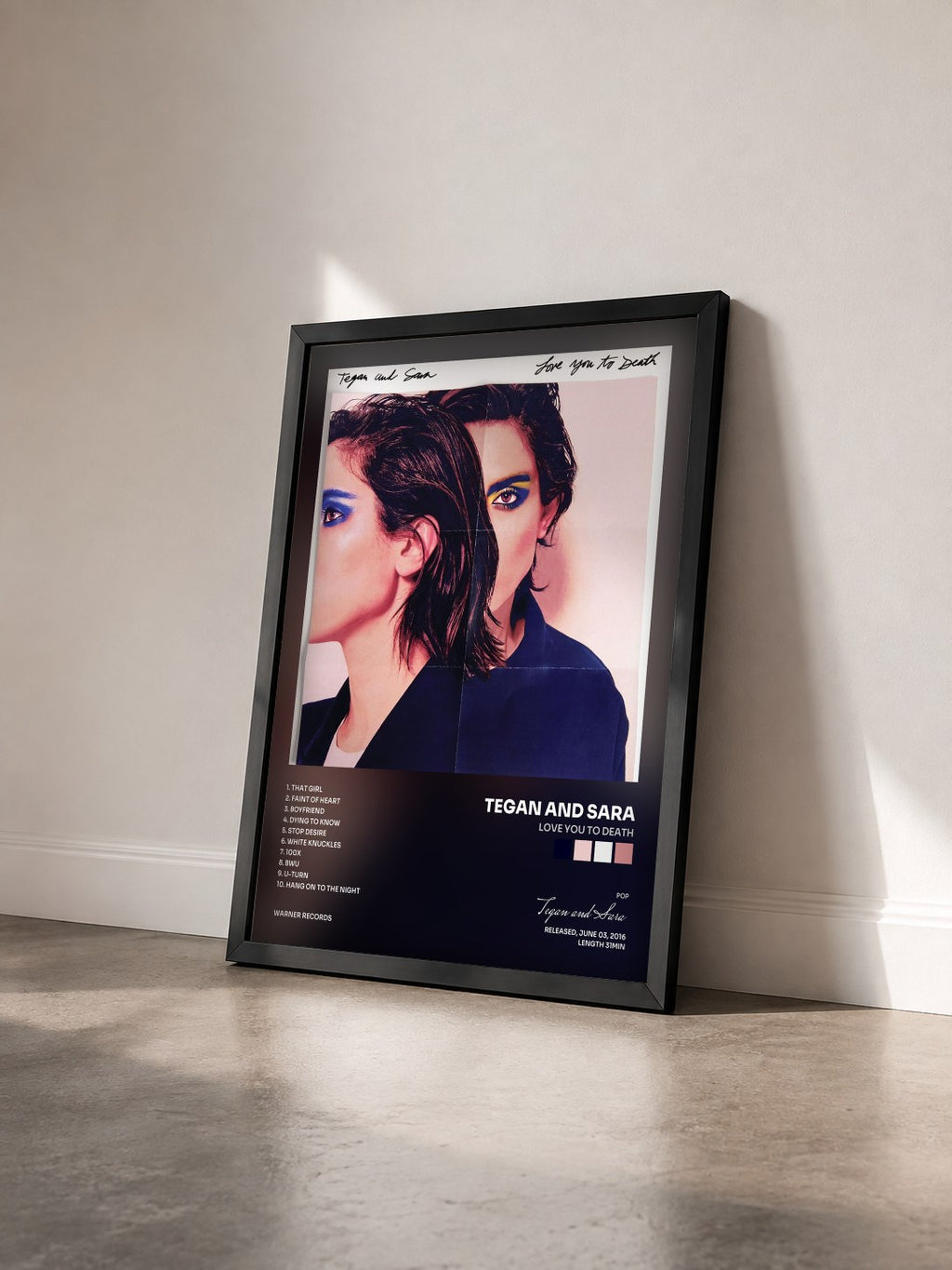 #noir Tableau de l'album Love You to Death de Tegan and Sara vu de trois quarts, cadre noir