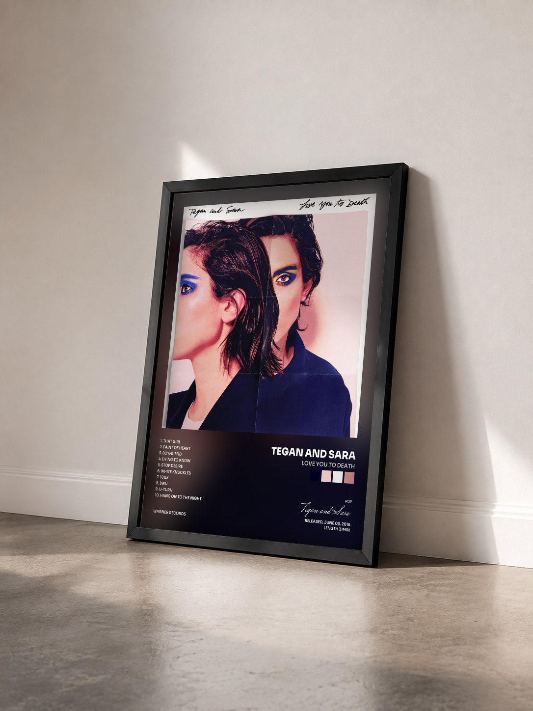 #noir Tableau de l'album Love You to Death de Tegan and Sara vu de trois quarts, cadre noir