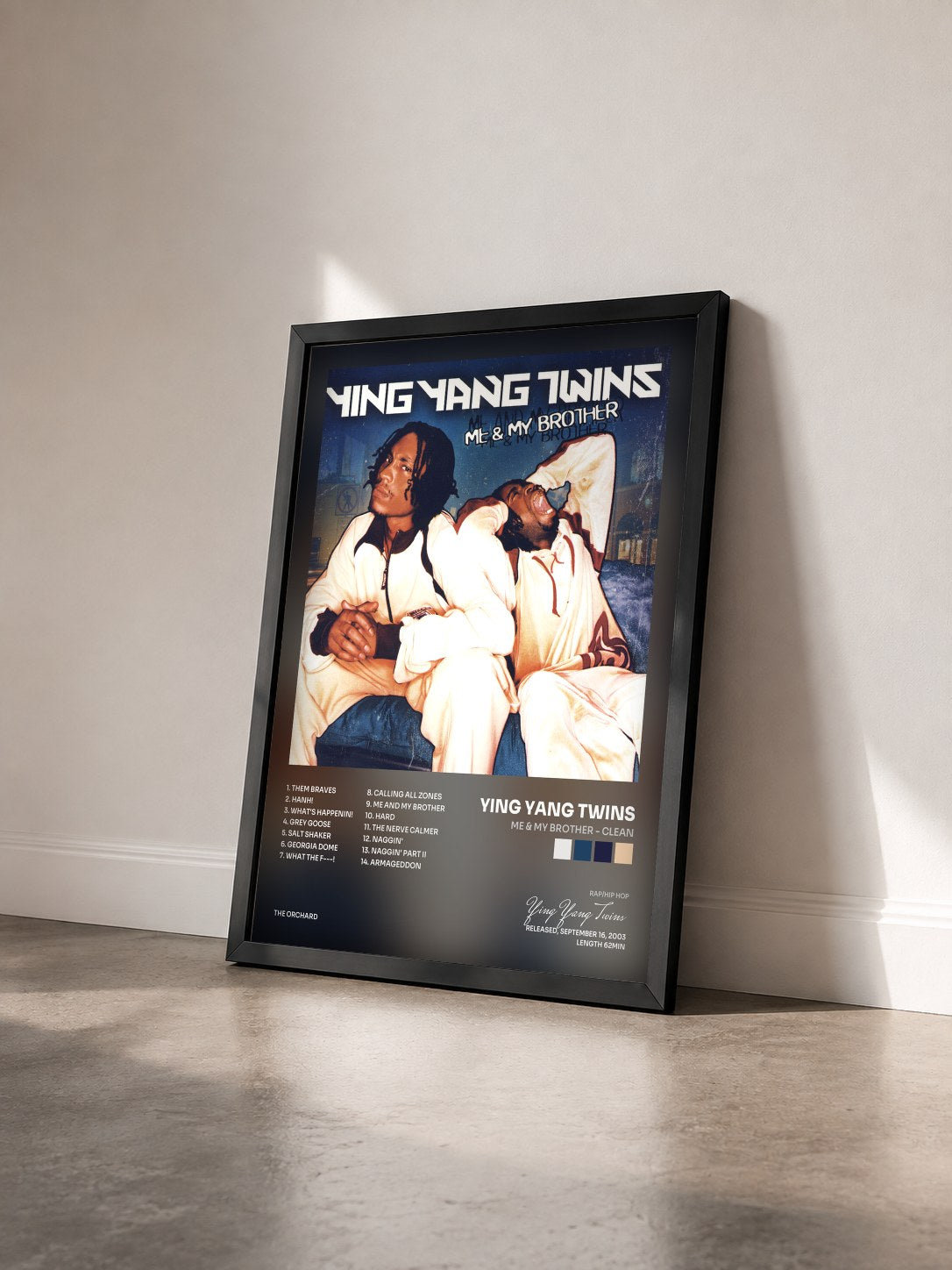 #noir Tableau de l'album Me & My Brother - Clean de Ying Yang Twins vu de trois quarts, cadre noir