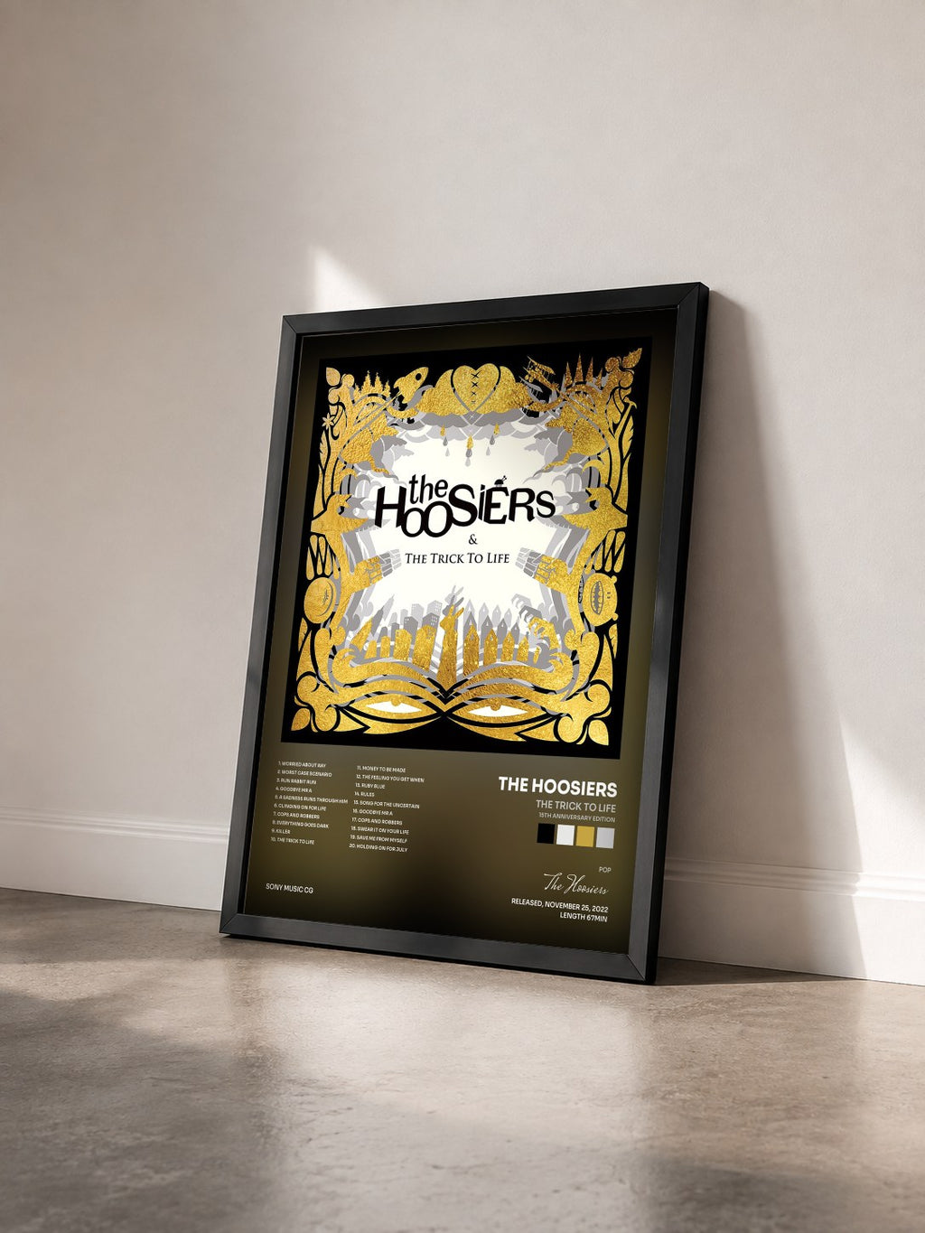 #noir Tableau de l'album The Trick to Life (15th Anniversary Edition) de The Hoosiers vu de trois quarts, cadre noir