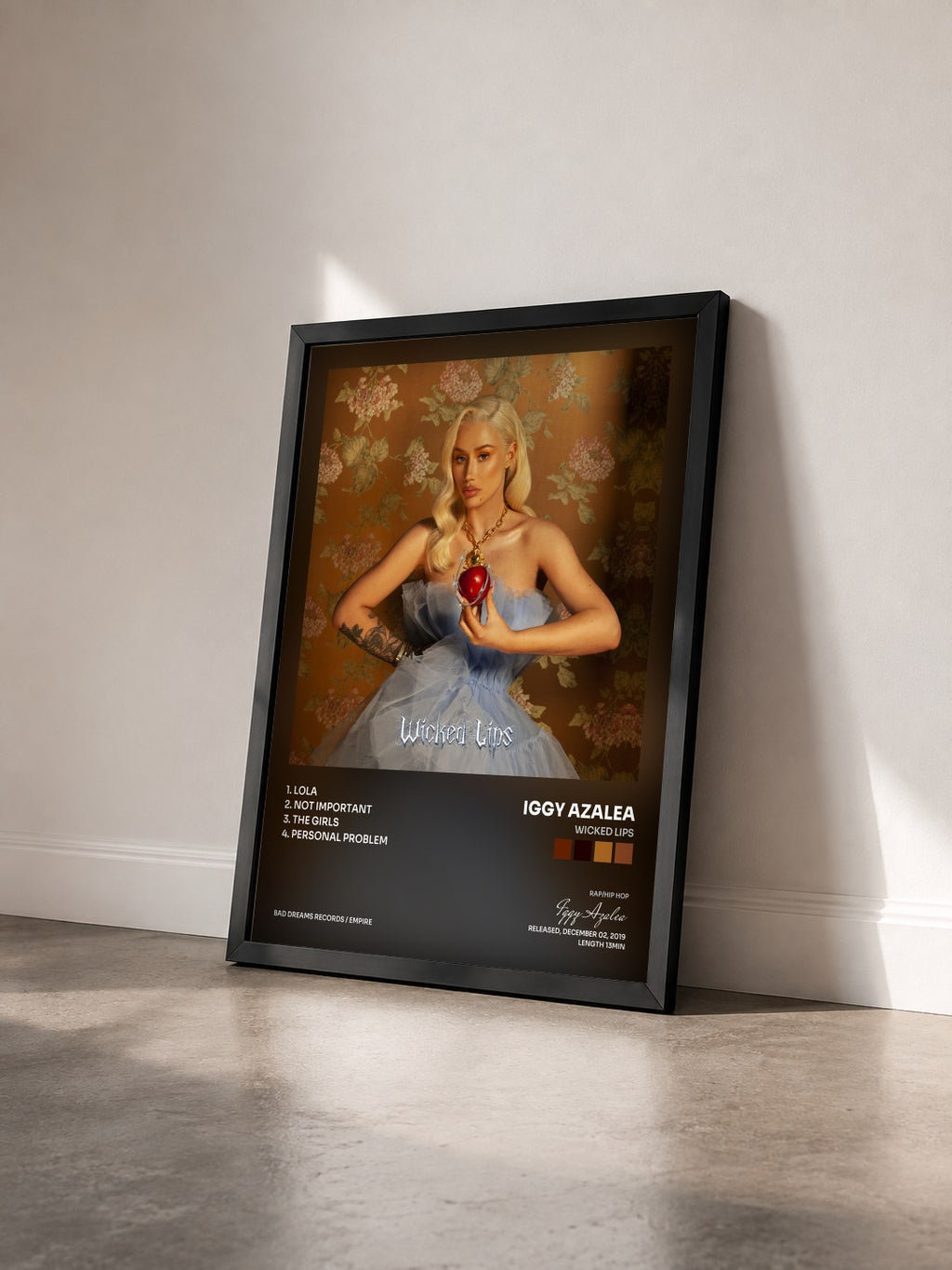 #noir Tableau de l'album Wicked Lips de Iggy Azalea vu de trois quarts, cadre noir