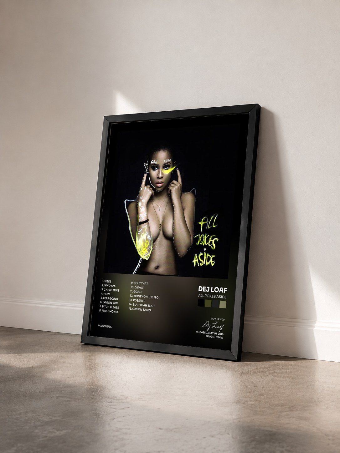 #noir Tableau de l'album All Jokes Aside de Dej Loaf vu de trois quarts, cadre noir