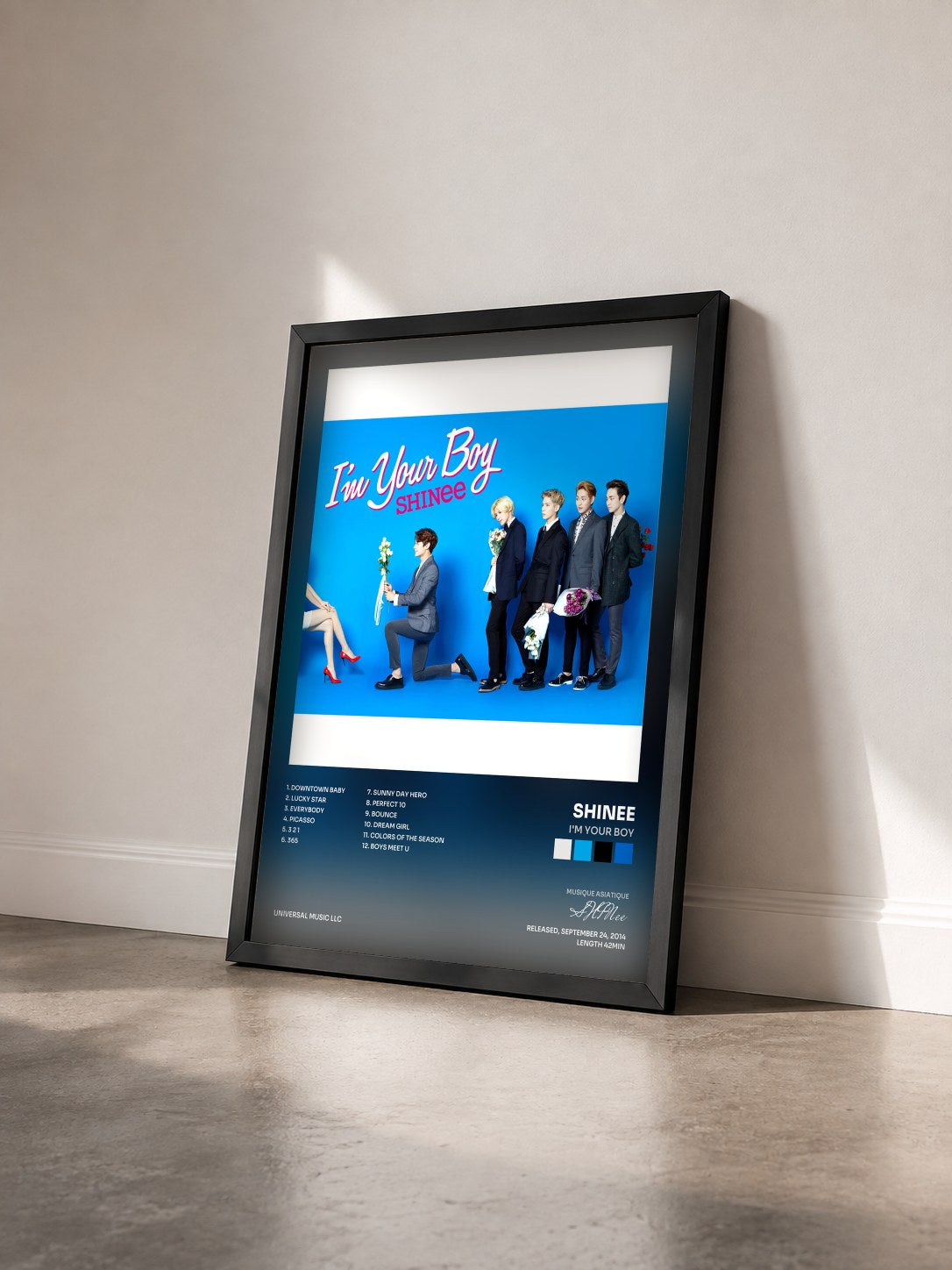 #noir Tableau de l'album I'm Your Boy de SHINee vu de trois quarts, cadre noir