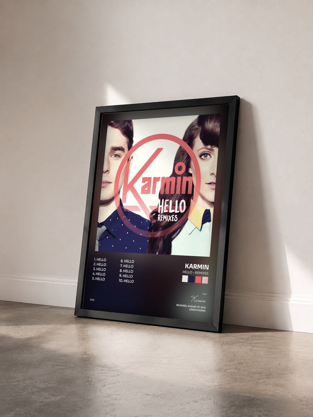 #noir Tableau de l'album Hello - Remixes de Karmin vu de trois quarts, cadre noir