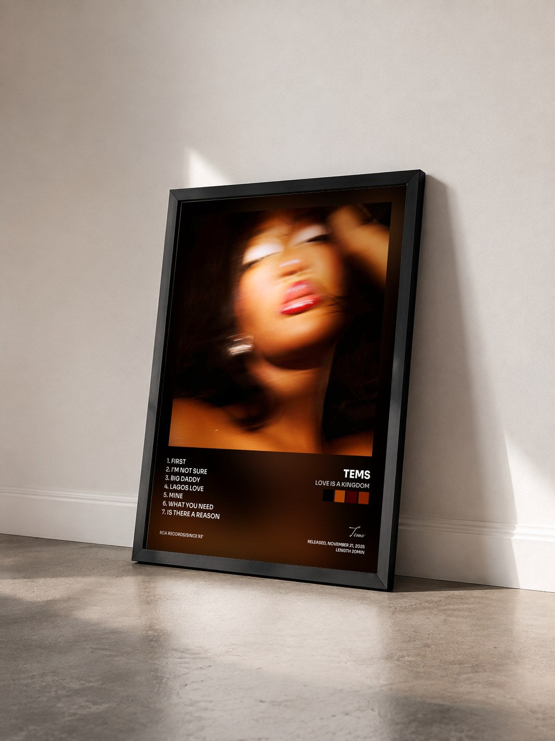 #noir Tableau de l'album Love Is A Kingdom de Tems vu de trois quarts, cadre noir