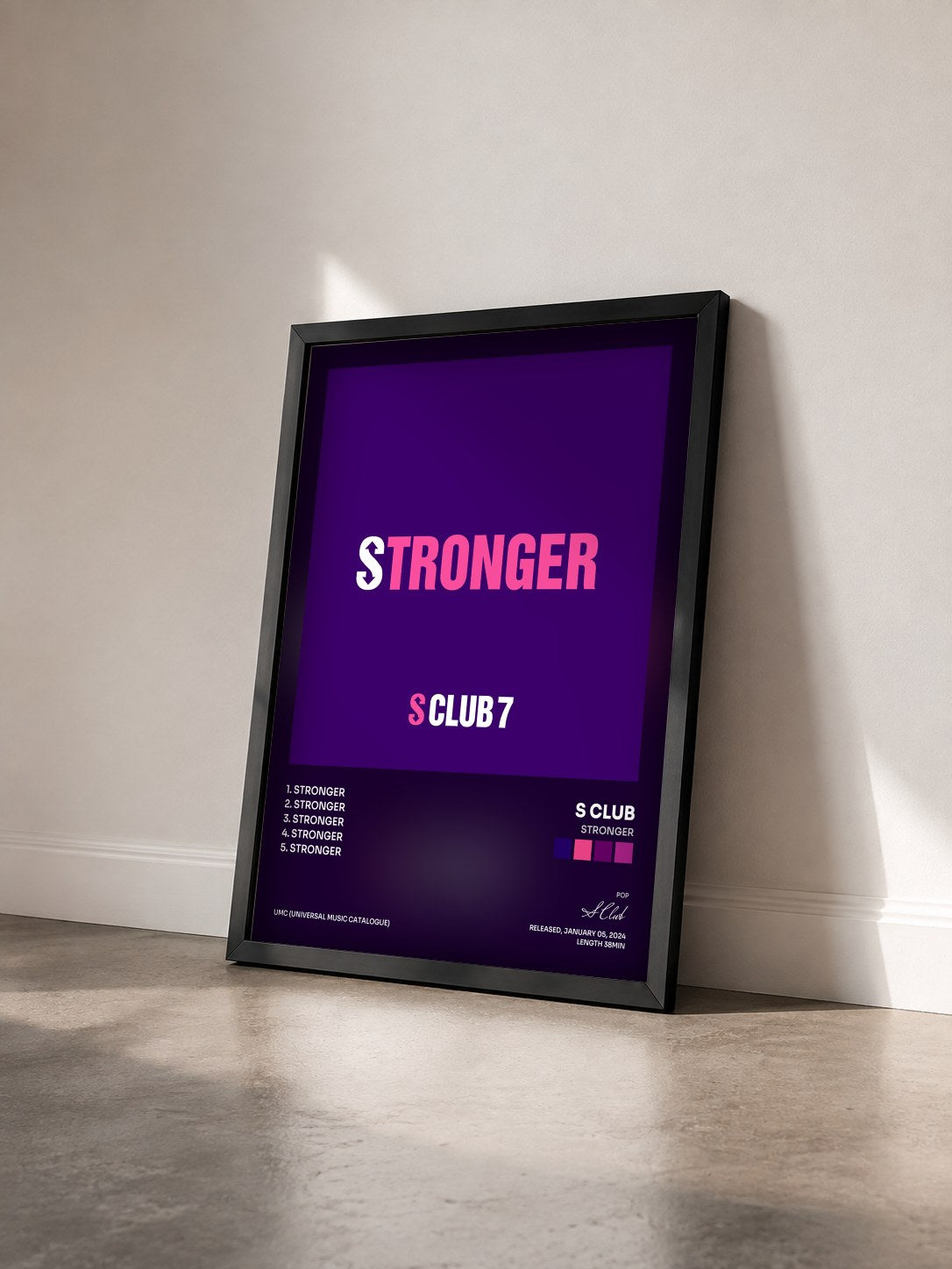 #noir Tableau de l'album Stronger de S Club vu de trois quarts, cadre noir