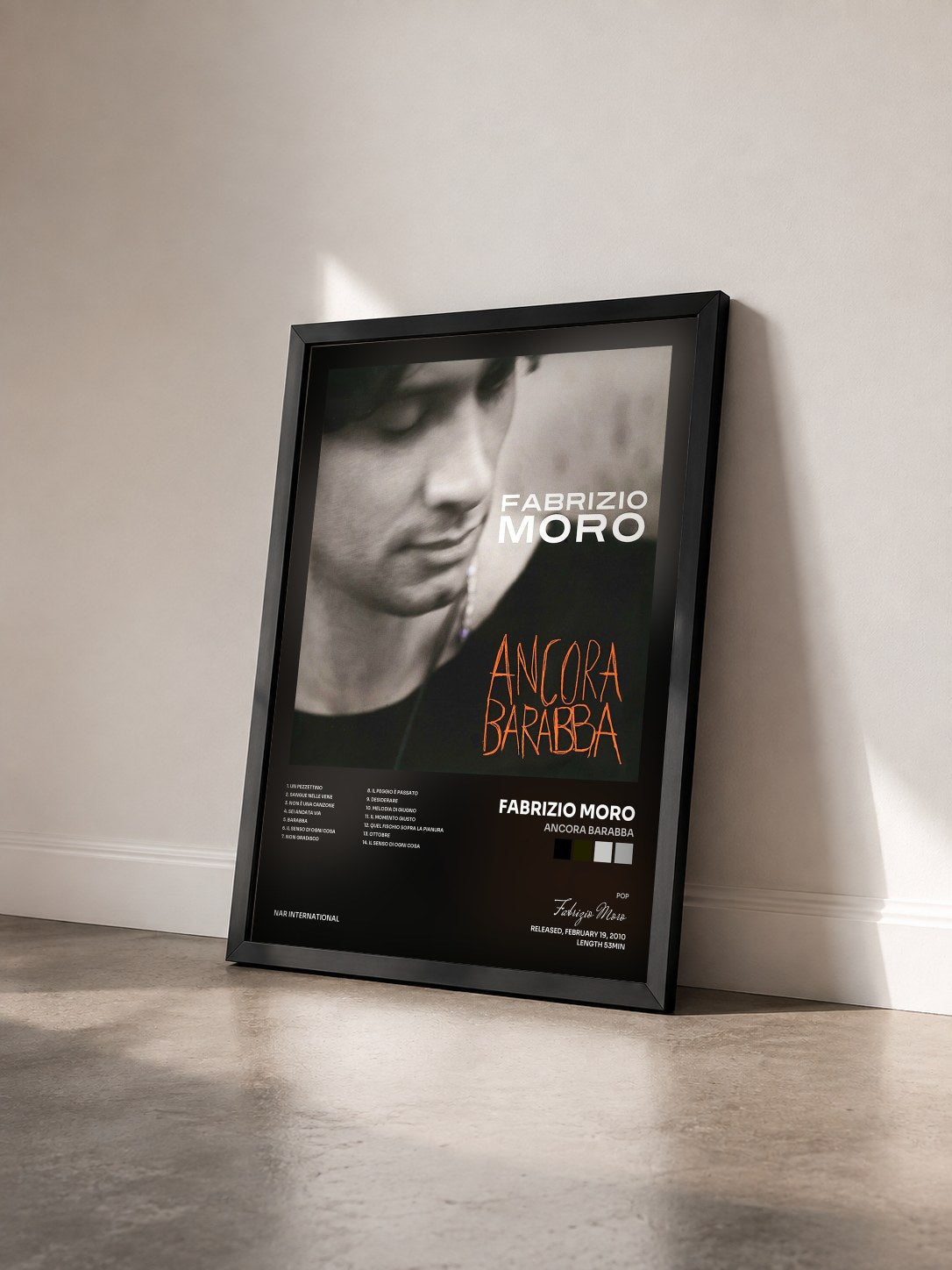 #noir Tableau de l'album Ancora barabba de Fabrizio Moro vu de trois quarts, cadre noir