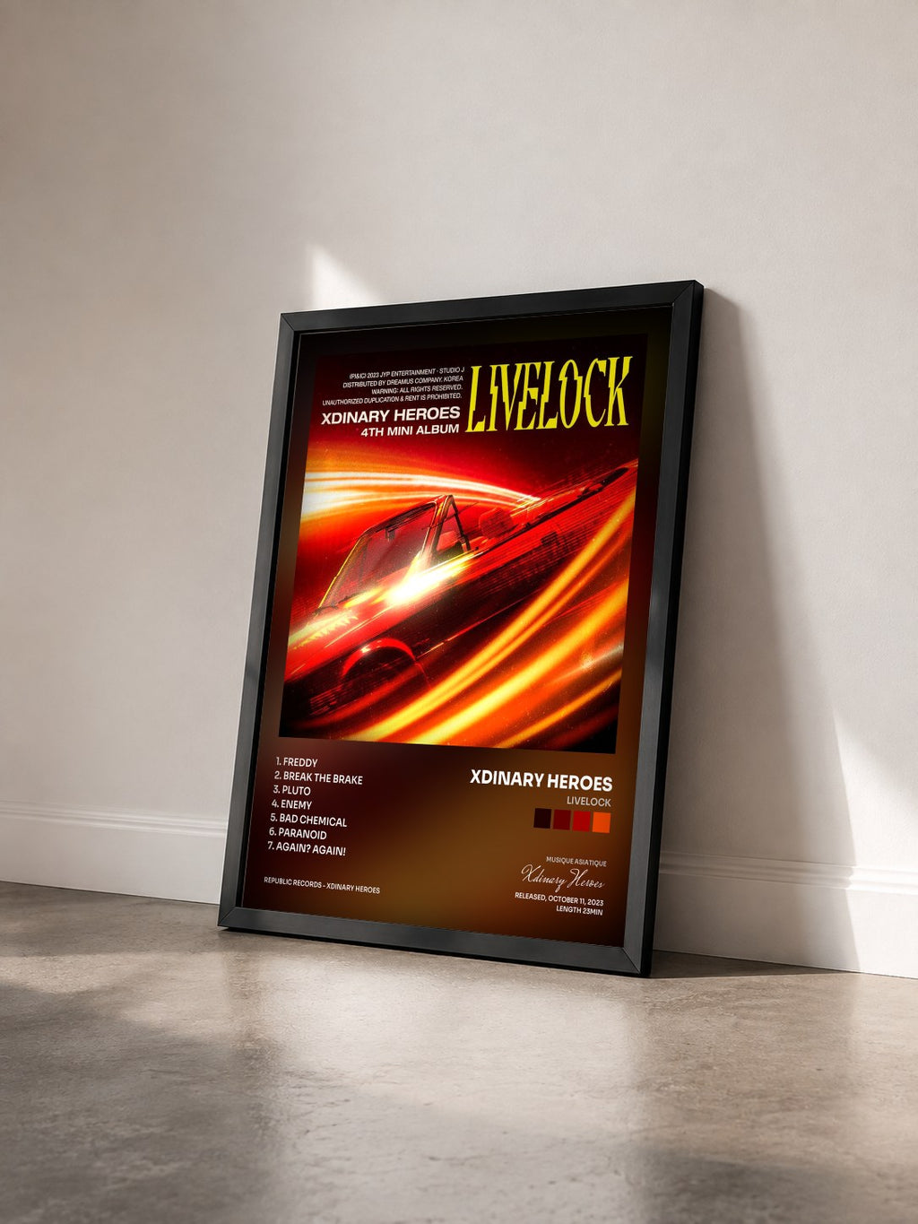 #noir Tableau de l'album Livelock de Xdinary Heroes vu de trois quarts, cadre noir