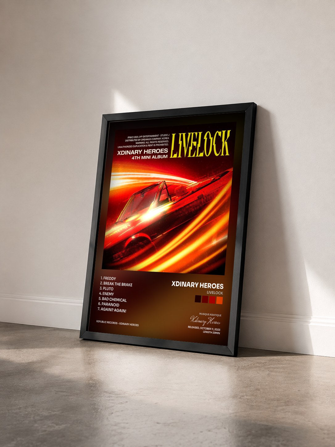 #noir Tableau de l'album Livelock de Xdinary Heroes vu de trois quarts, cadre noir