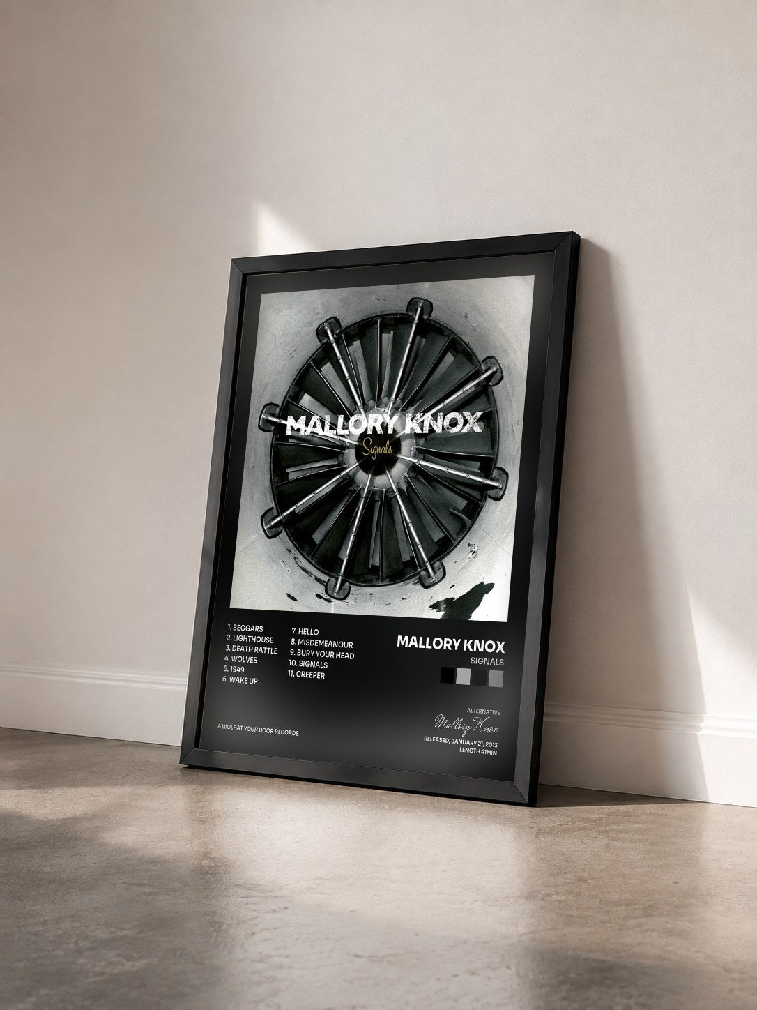 #noir Tableau de l'album Signals de Mallory Knox vu de trois quarts, cadre noir