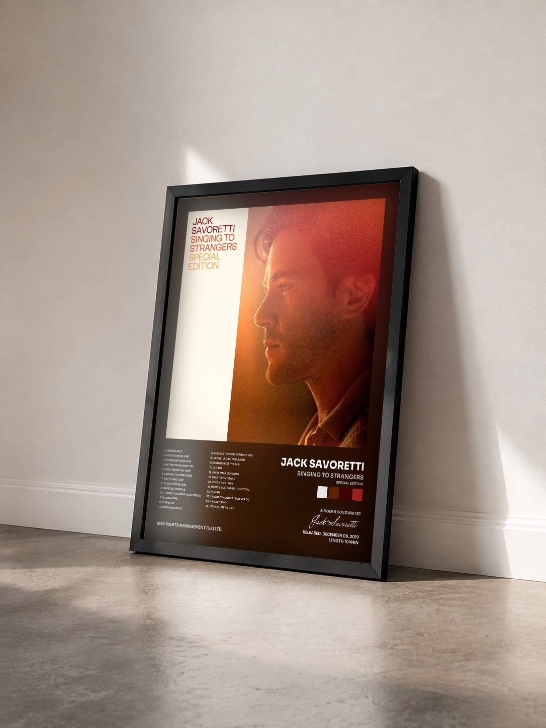 #noir Tableau de l'album Singing to Strangers (Special Edition) de Jack Savoretti vu de trois quarts, cadre noir