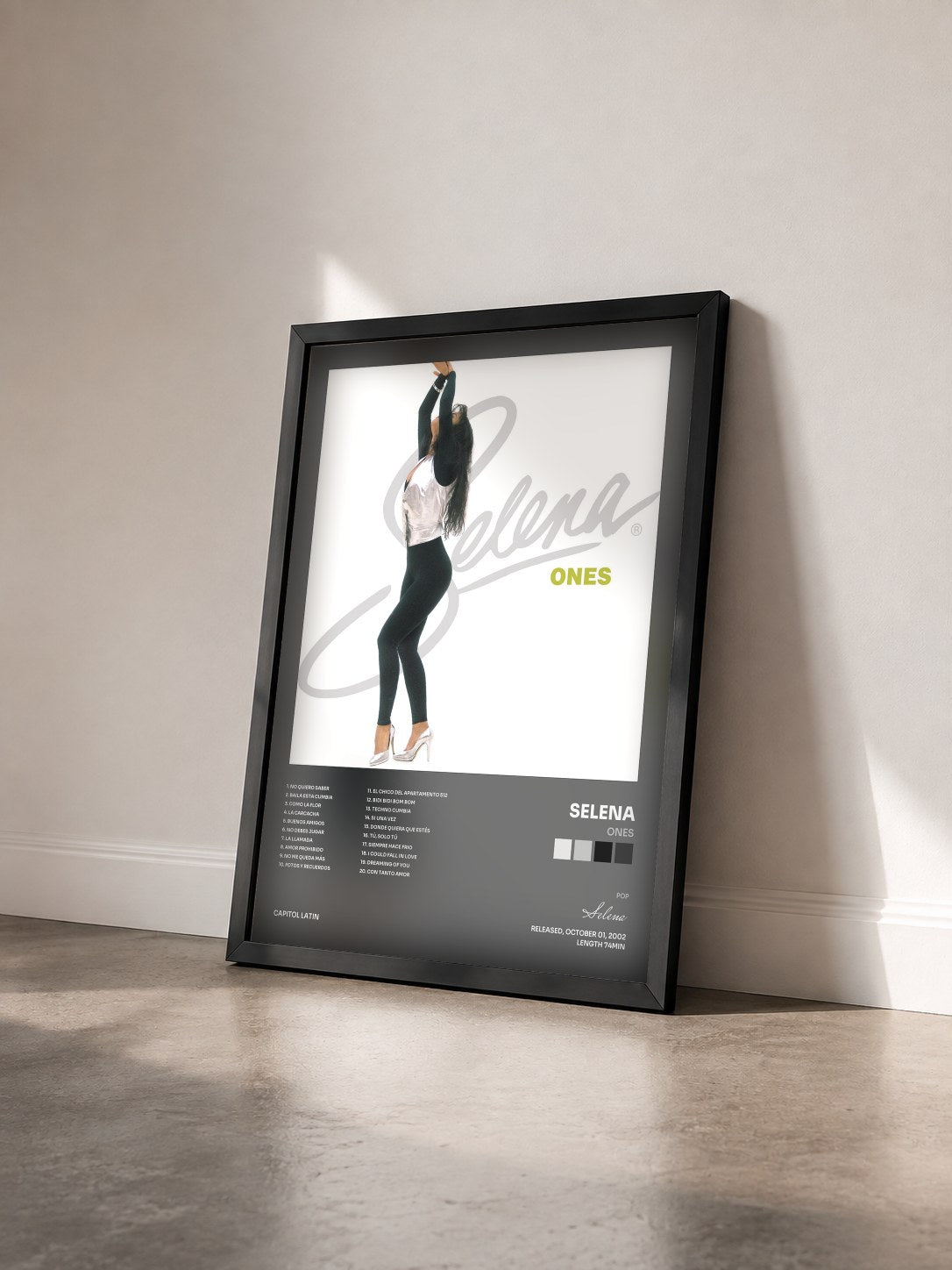 #noir Tableau de l'album Ones de Selena vu de trois quarts, cadre noir