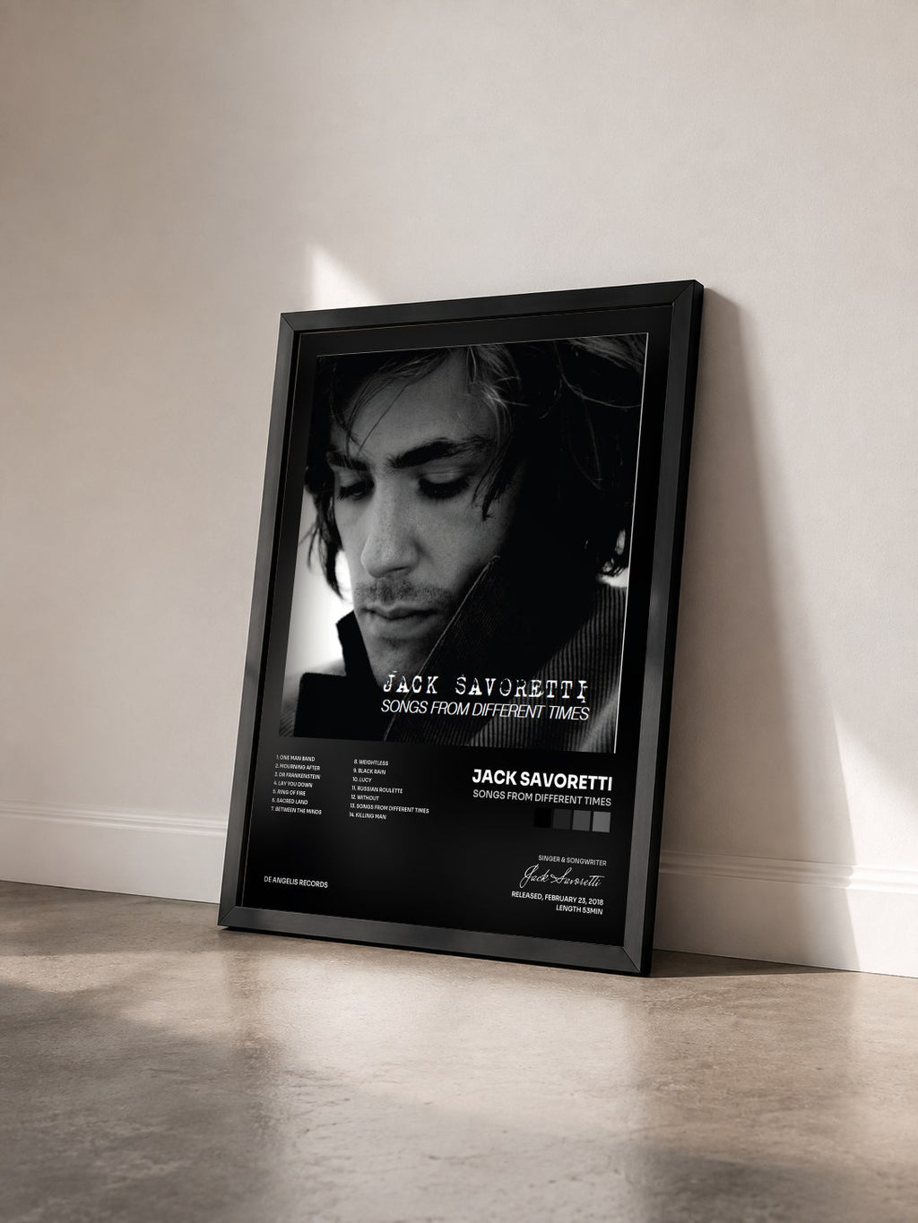 #noir Tableau de l'album Songs From Different Times de Jack Savoretti vu de trois quarts, cadre noir