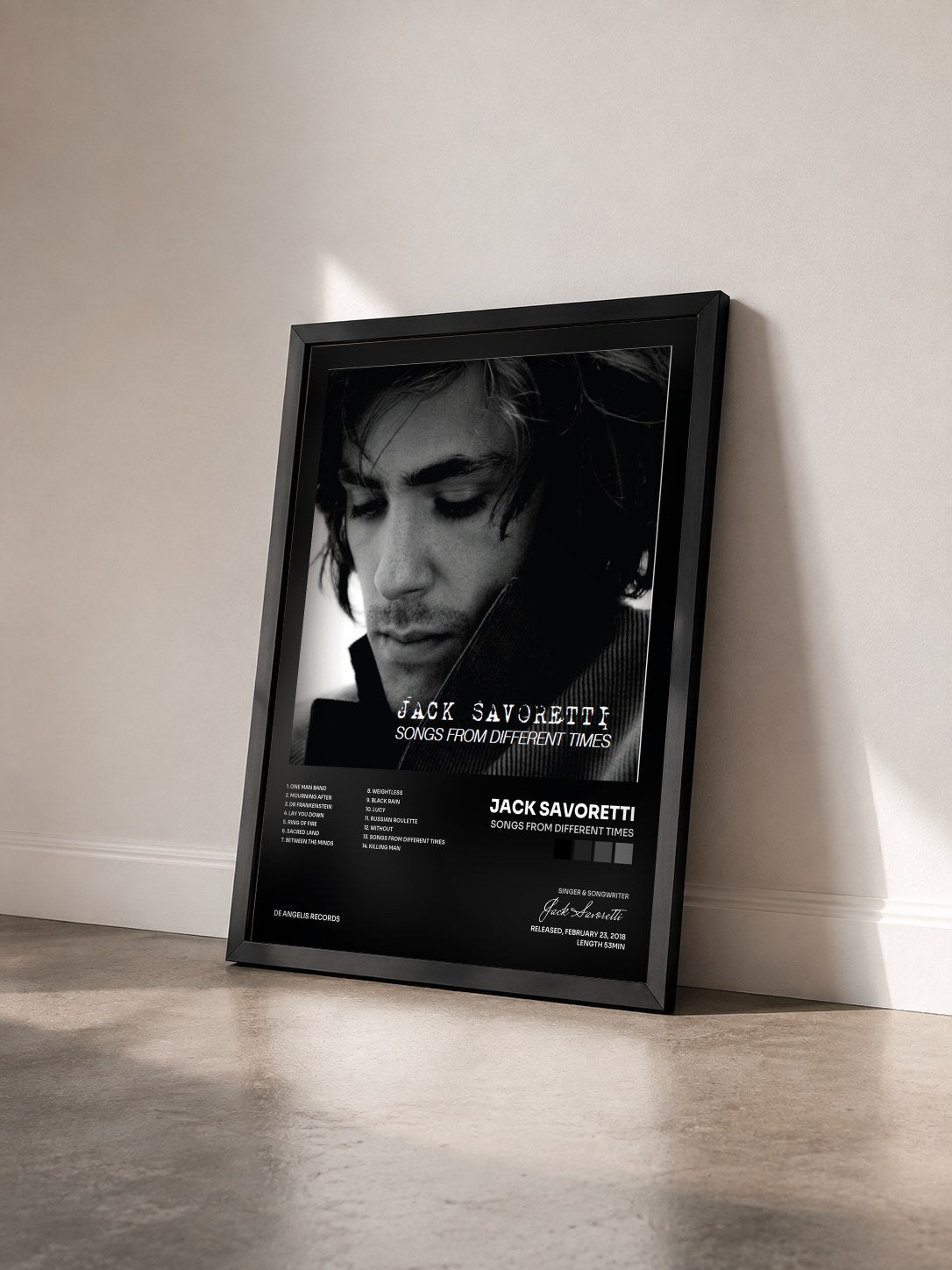 #noir Tableau de l'album Songs From Different Times de Jack Savoretti vu de trois quarts, cadre noir
