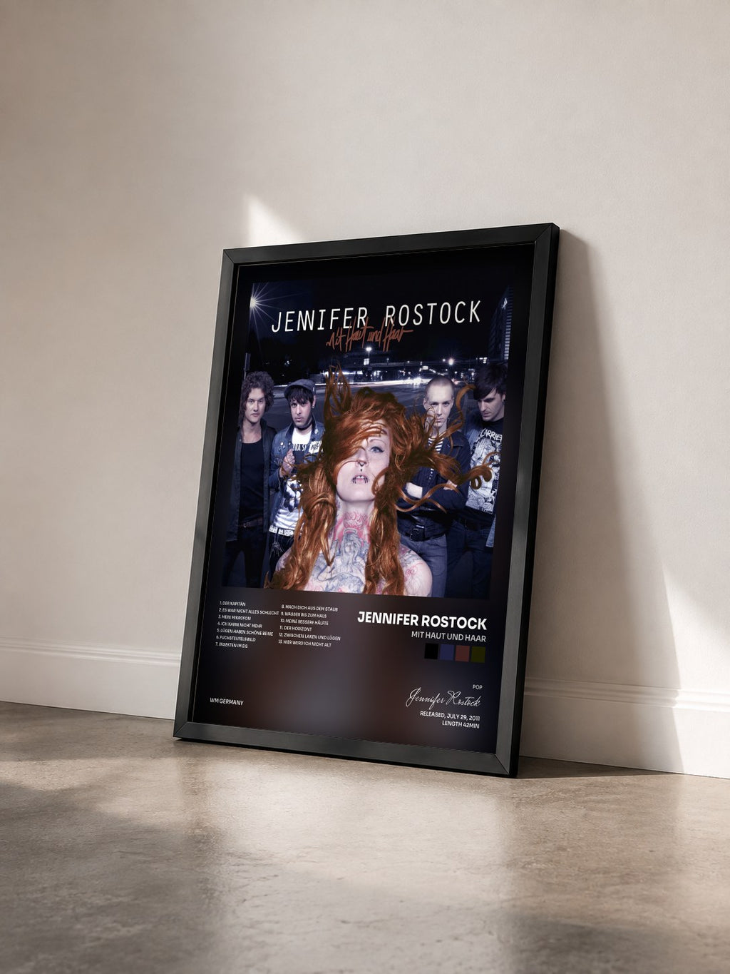 #noir Tableau de l'album Mit Haut und Haar de Jennifer Rostock vu de trois quarts, cadre noir