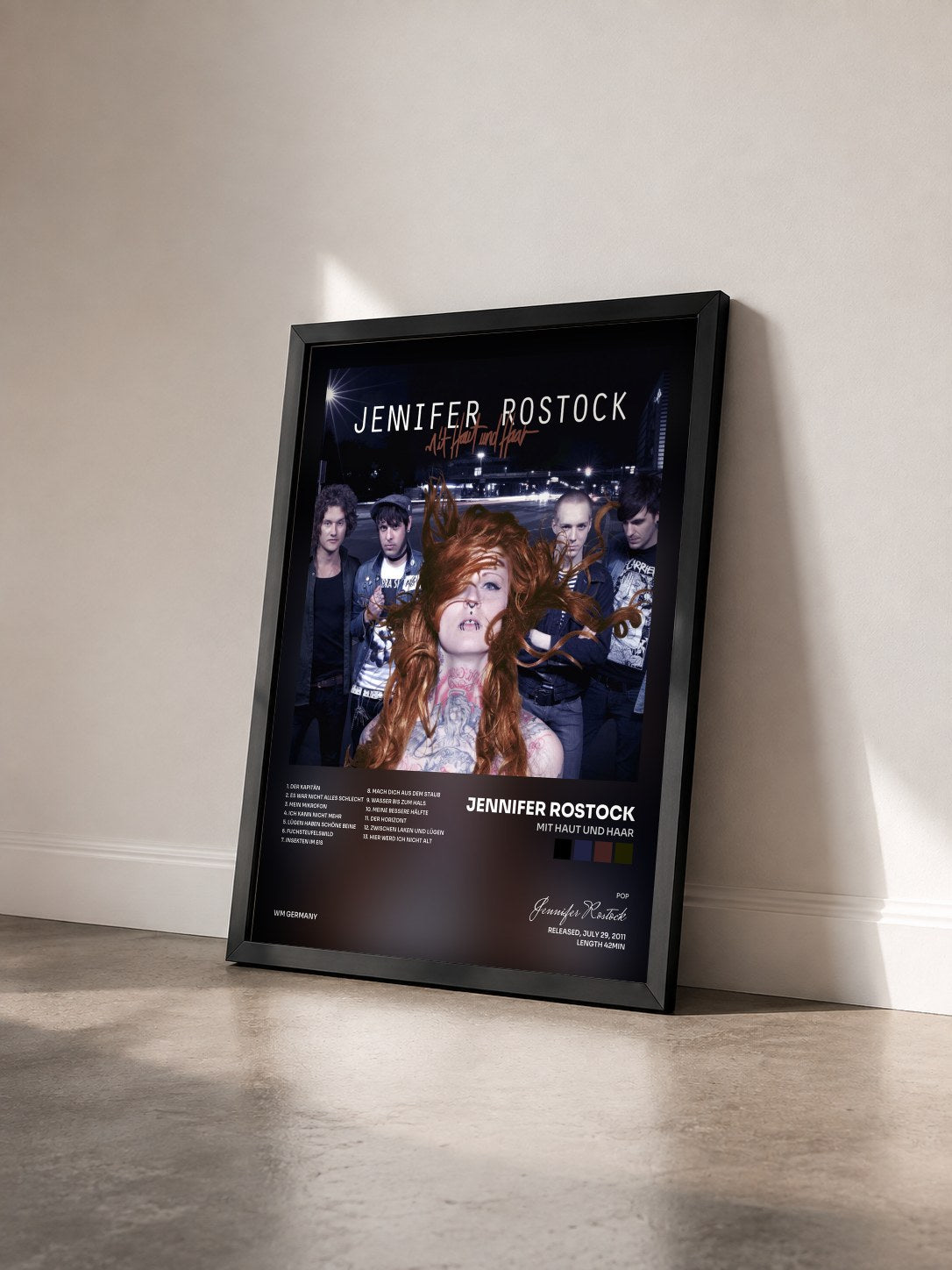 #noir Tableau de l'album Mit Haut und Haar de Jennifer Rostock vu de trois quarts, cadre noir