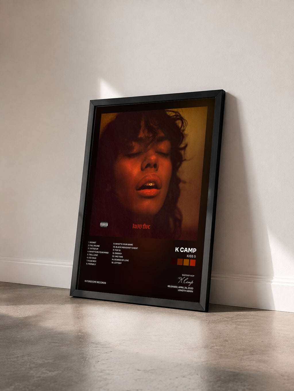 #noir Tableau de l'album Kiss 5 de K Camp vu de trois quarts, cadre noir