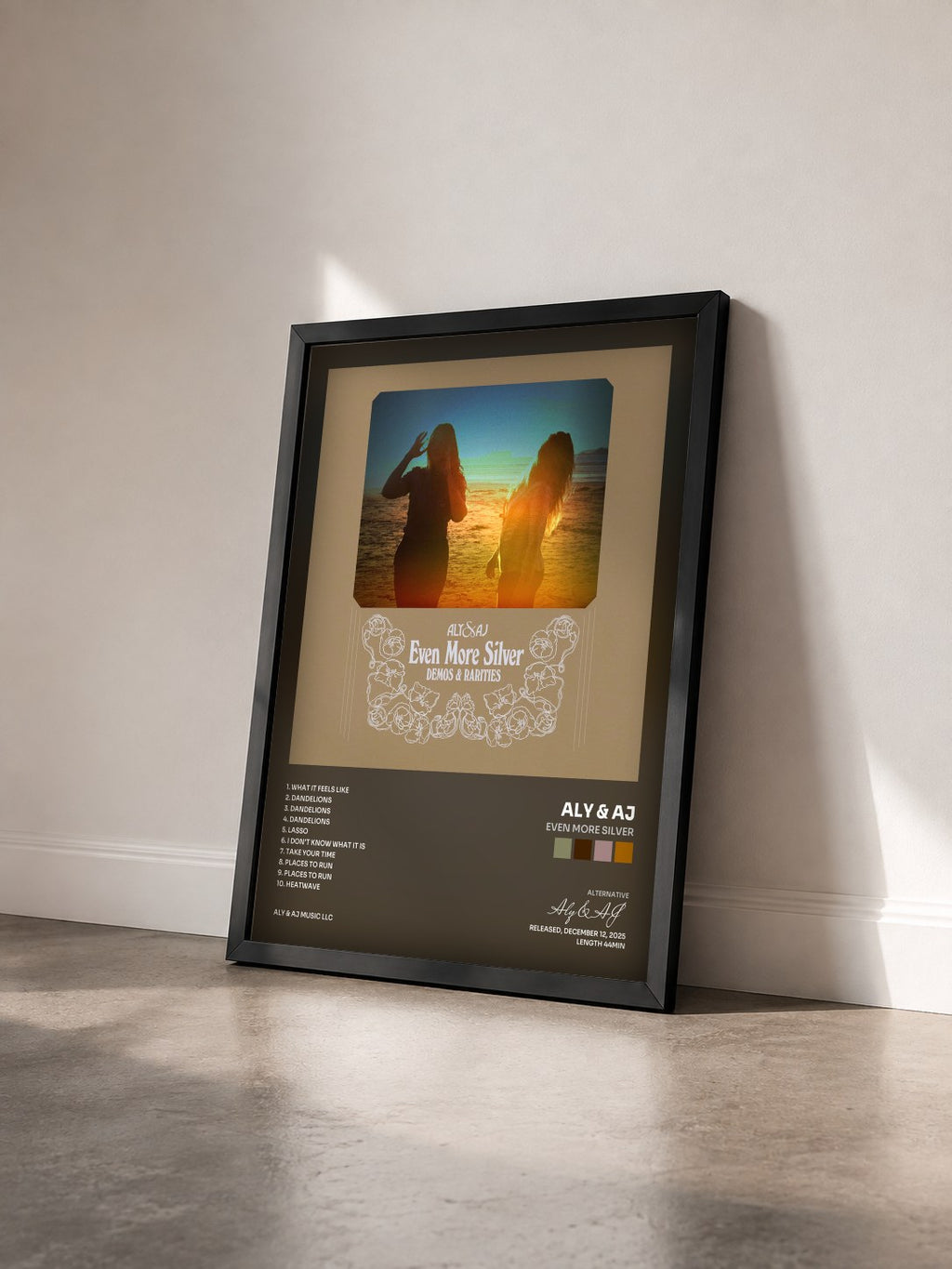 #noir Tableau de l'album Even More Silver de Aly & AJ vu de trois quarts, cadre noir