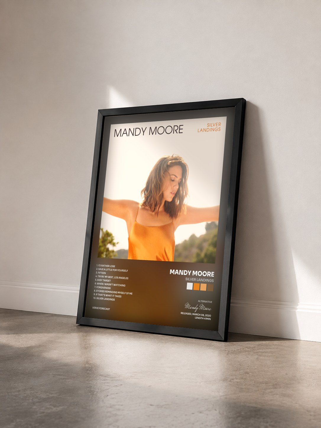 #noir Tableau de l'album Silver Landings de Mandy Moore vu de trois quarts, cadre noir