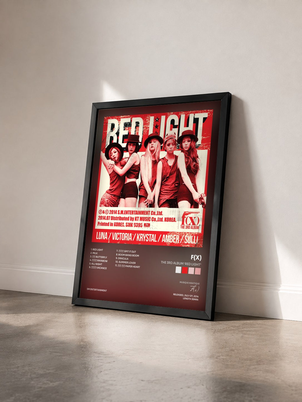 #noir Tableau de l'album The 3rd Album ‘Red Light’ de F(x) vu de trois quarts, cadre noir