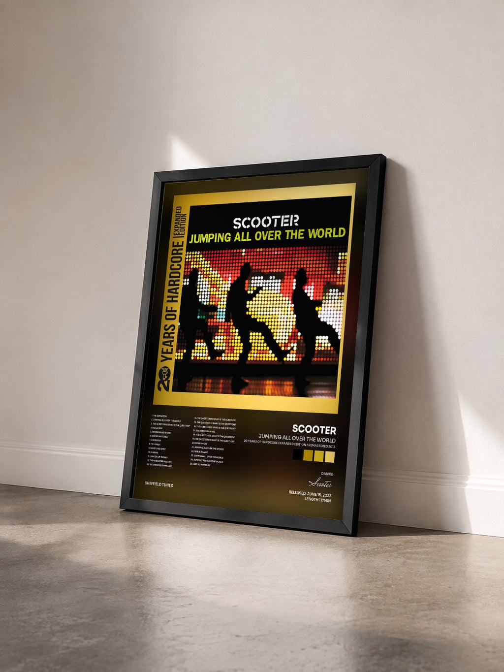 #noir Tableau de l'album Jumping All Over The World (20 Years Of Hardcore Expanded Edition / Remastered 2013) de Scooter vu de trois quarts, cadre noir