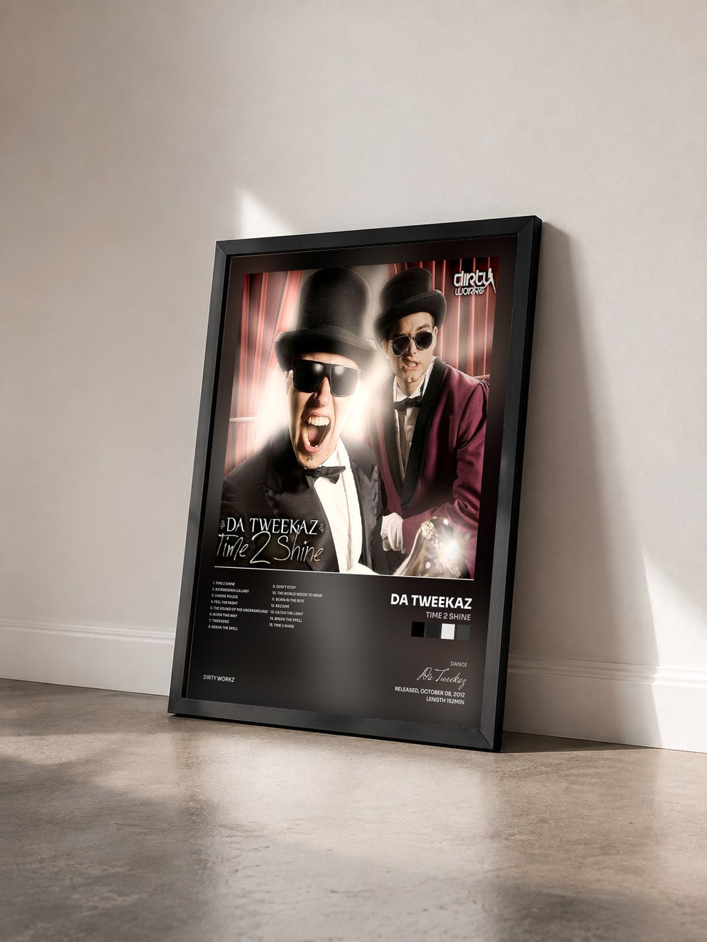 #noir Tableau de l'album Time 2 Shine de Da Tweekaz vu de trois quarts, cadre noir