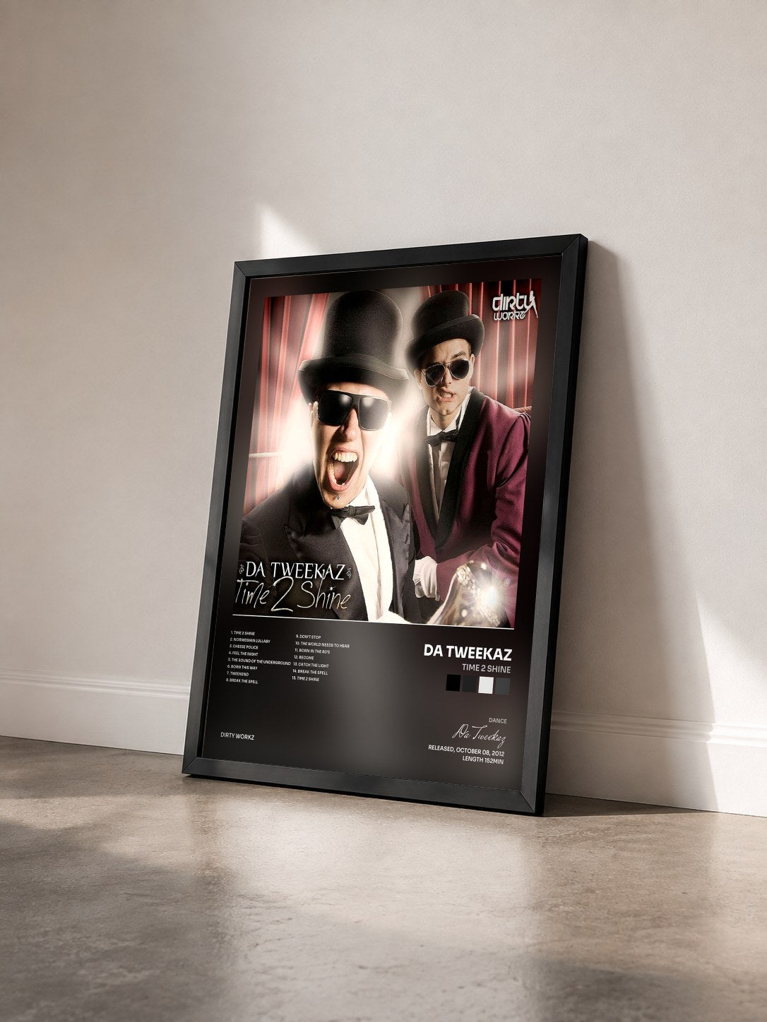 #noir Tableau de l'album Time 2 Shine de Da Tweekaz vu de trois quarts, cadre noir
