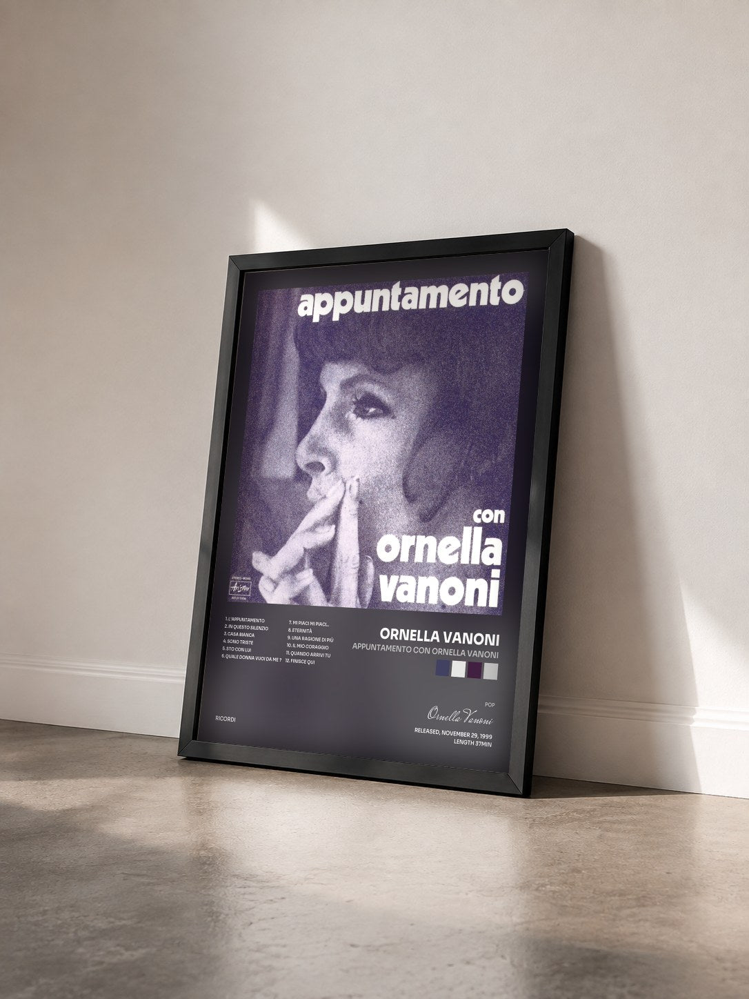 #noir Tableau de l'album Appuntamento Con Ornella Vanoni de Ornella Vanoni vu de trois quarts, cadre noir