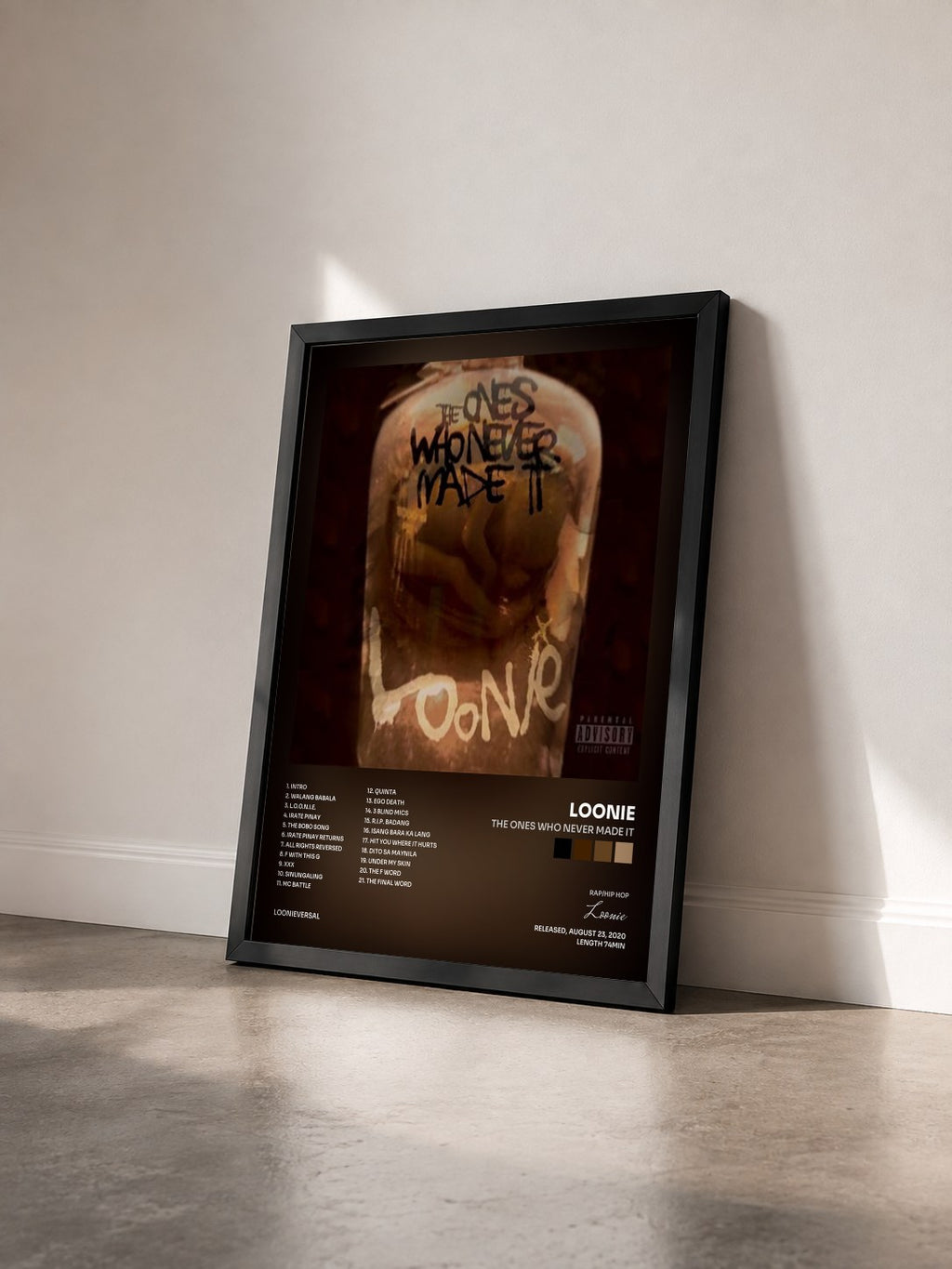 #noir Tableau de l'album The Ones Who Never Made It de Loonie vu de trois quarts, cadre noir