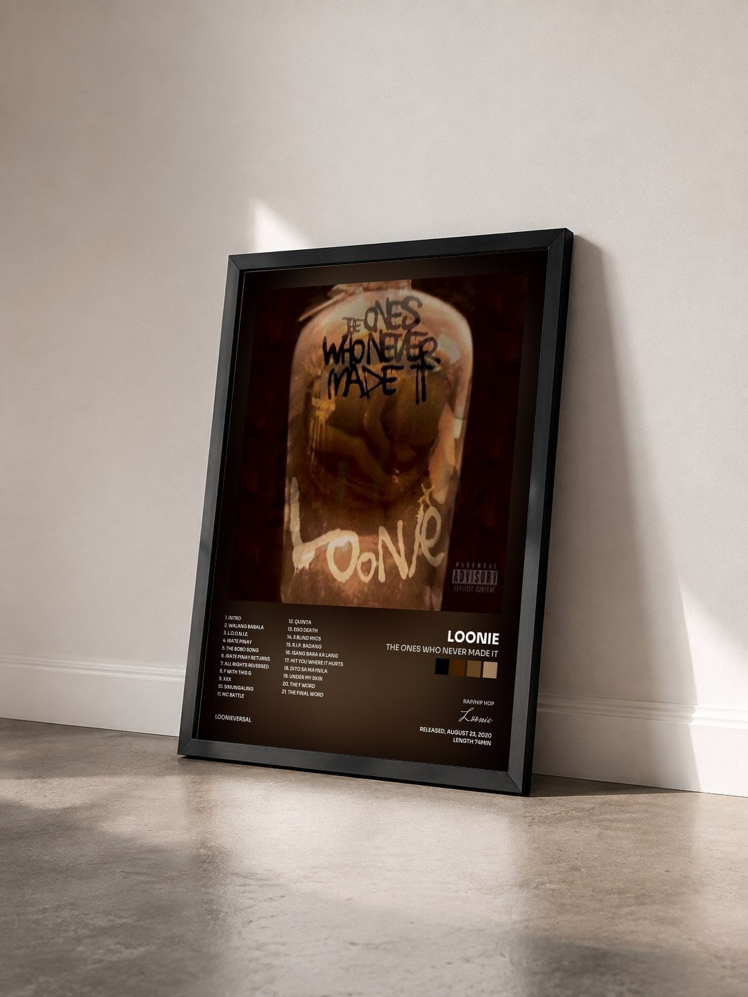 #noir Tableau de l'album The Ones Who Never Made It de Loonie vu de trois quarts, cadre noir