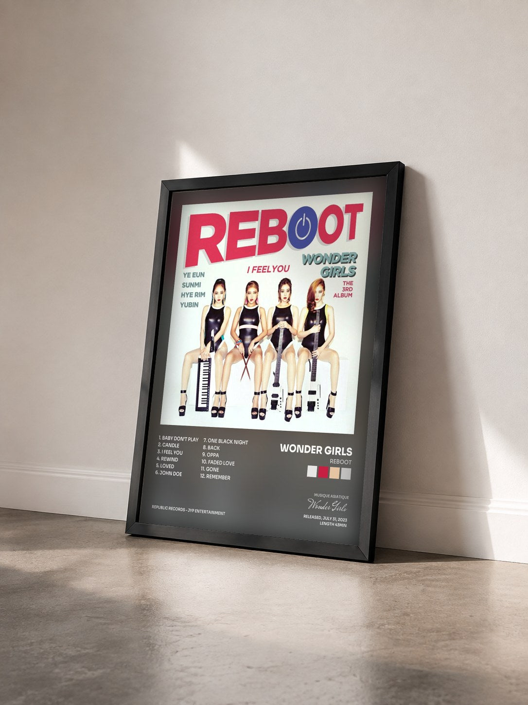 #noir Tableau de l'album REBOOT de Wonder Girls vu de trois quarts, cadre noir