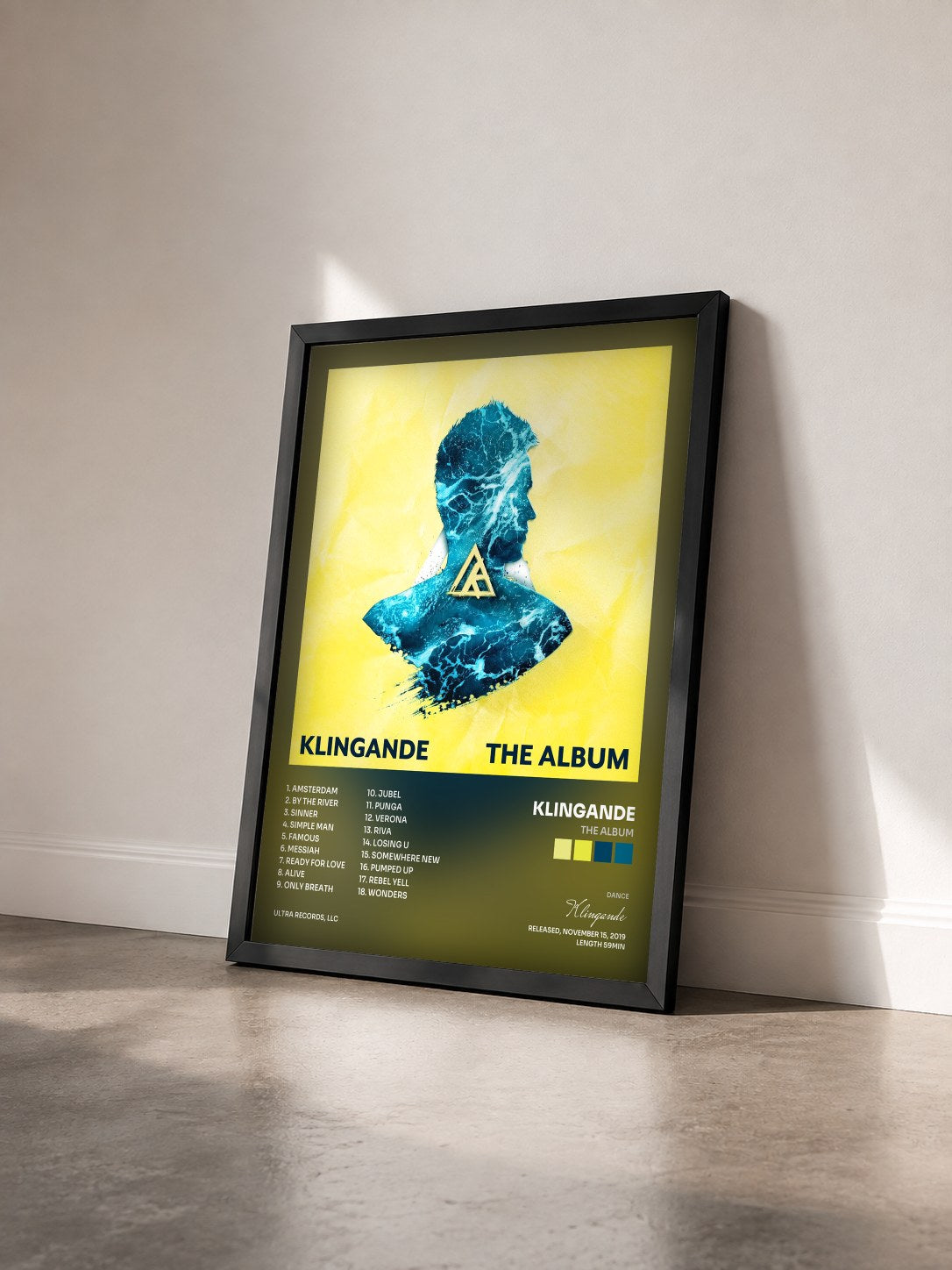 #noir Tableau de l'album The Album de Klingande vu de trois quarts, cadre noir