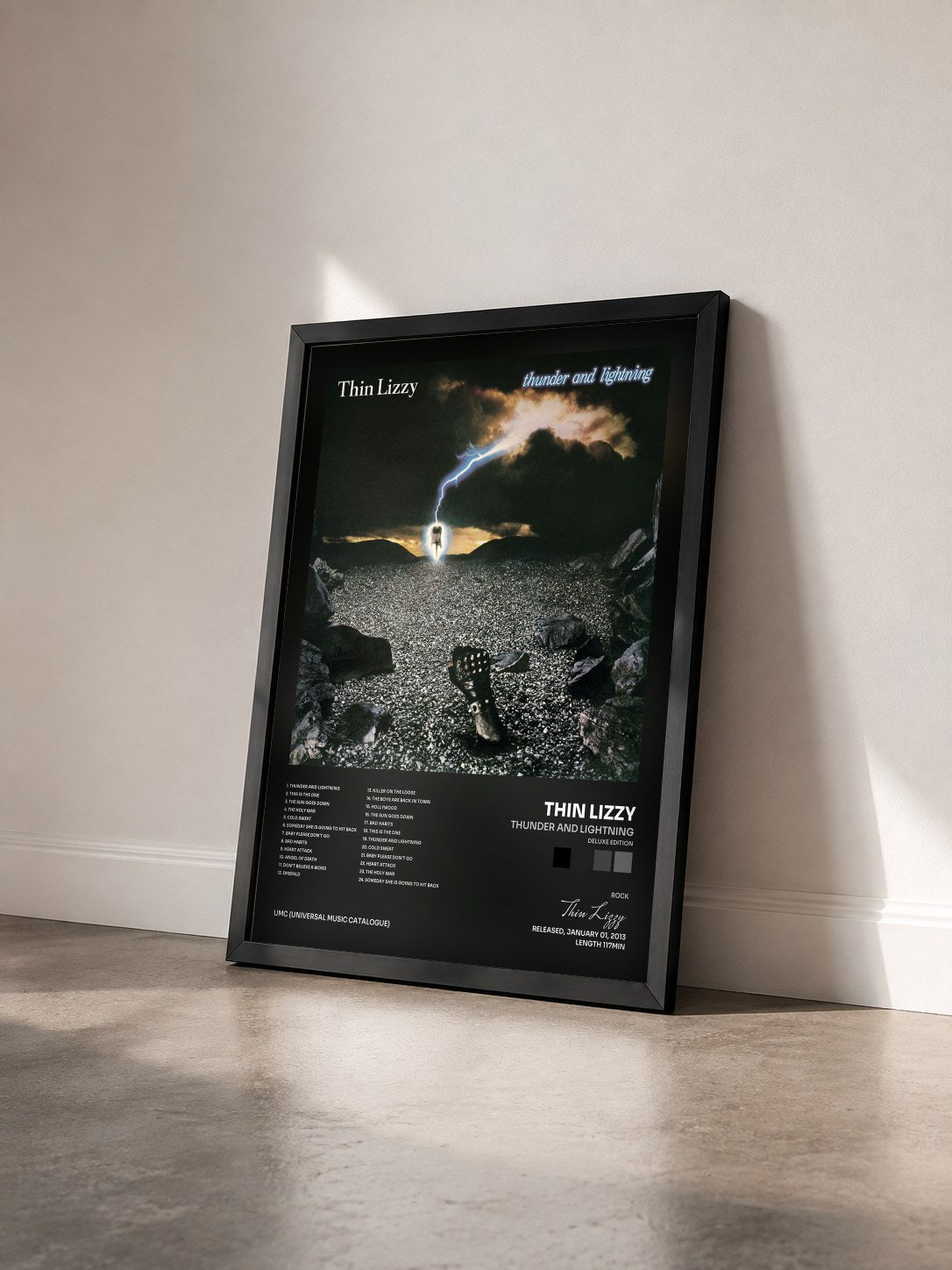 #noir Tableau de l'album Thunder And Lightning (Deluxe Edition) de Thin Lizzy vu de trois quarts, cadre noir