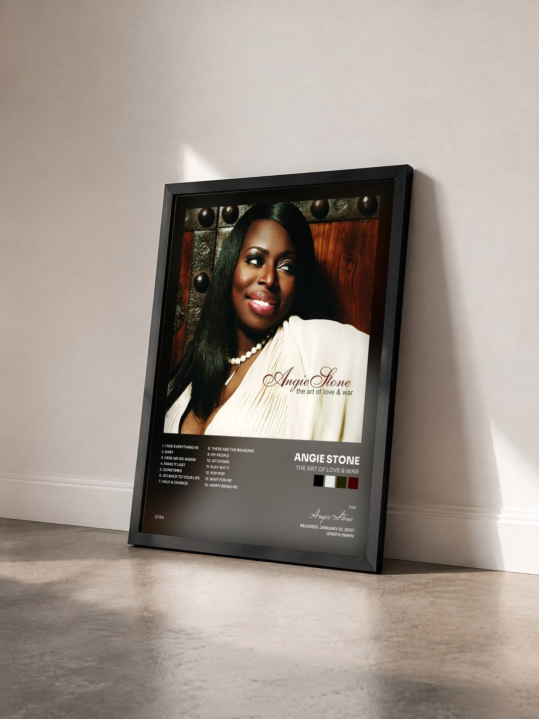 #noir Tableau de l'album The Art of Love & War de Angie Stone vu de trois quarts, cadre noir