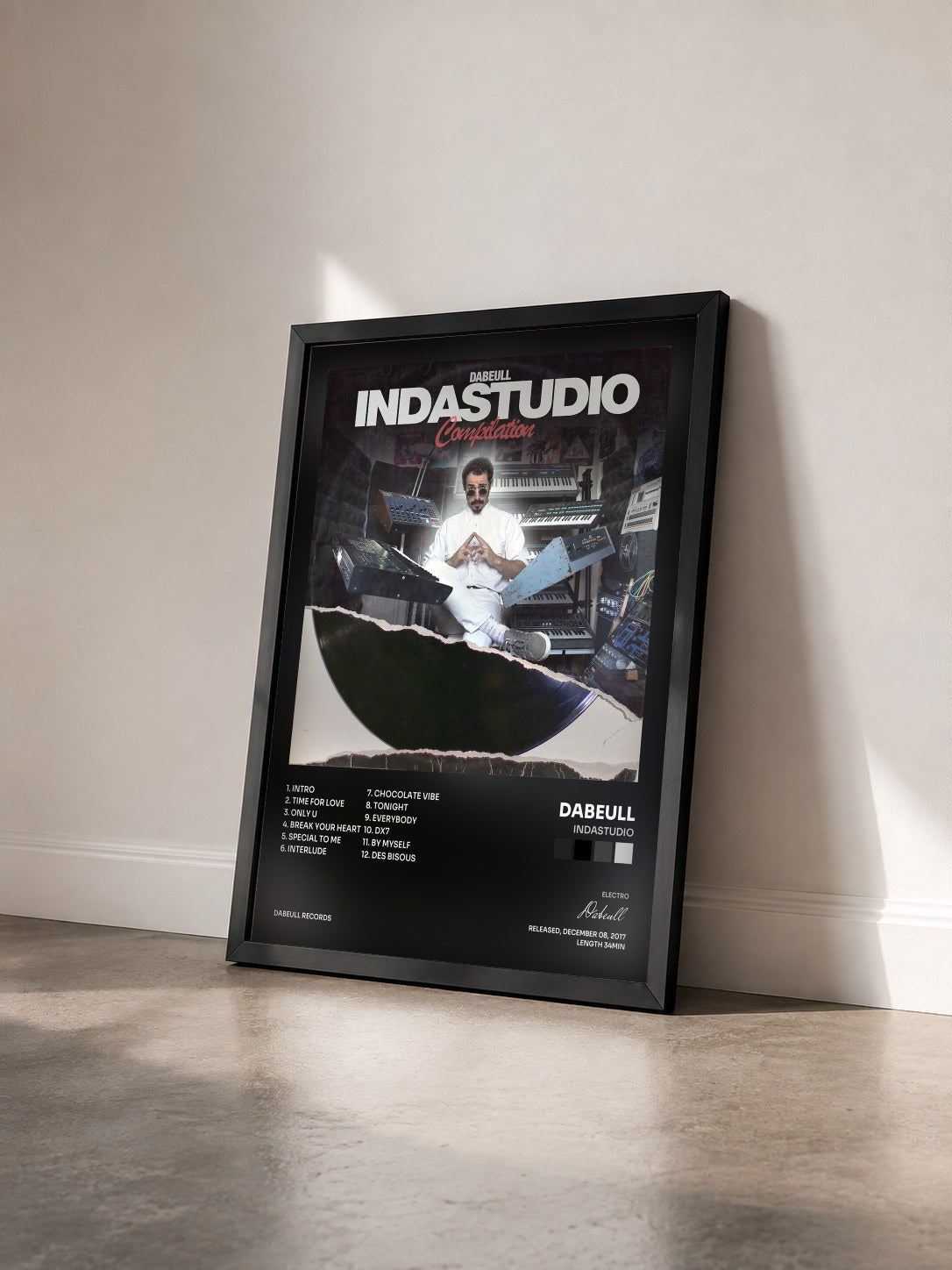 #noir Tableau de l'album Indastudio de Dabeull vu de trois quarts, cadre noir