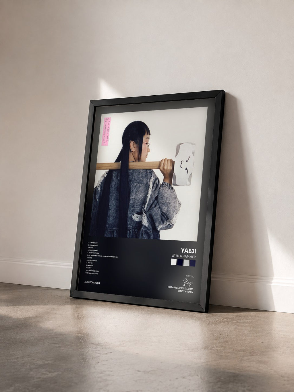 #noir Tableau de l'album With A Hammer de Yaeji vu de trois quarts, cadre noir