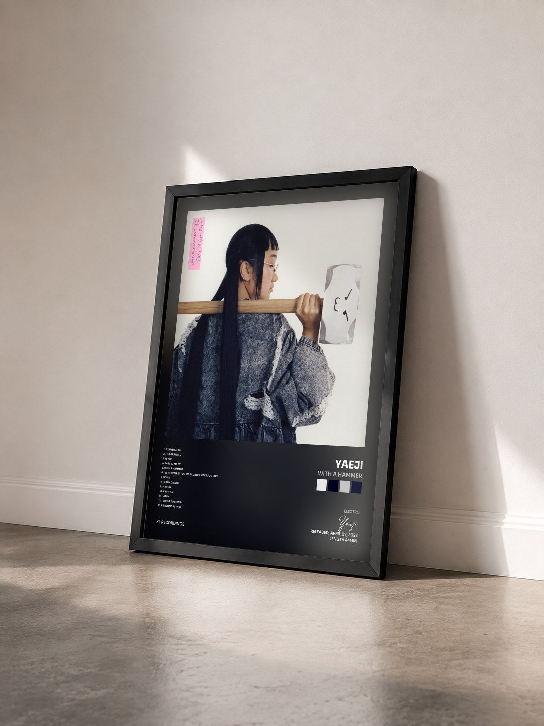 #noir Tableau de l'album With A Hammer de Yaeji vu de trois quarts, cadre noir