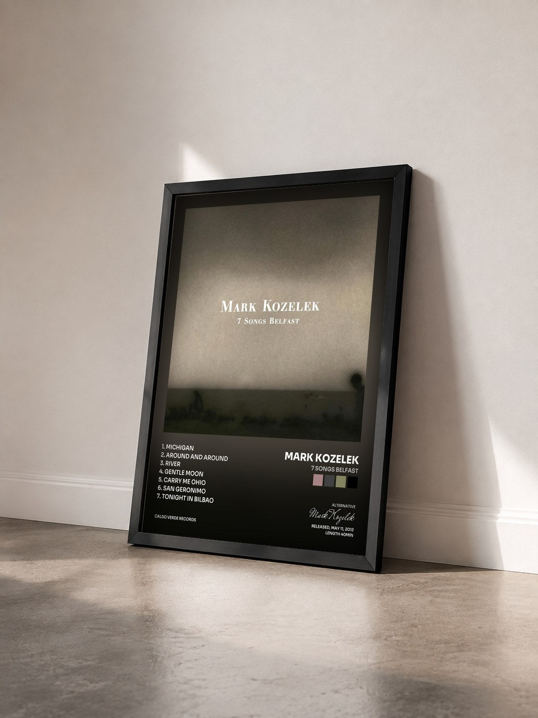#noir Tableau de l'album 7 Songs Belfast de Mark Kozelek vu de trois quarts, cadre noir