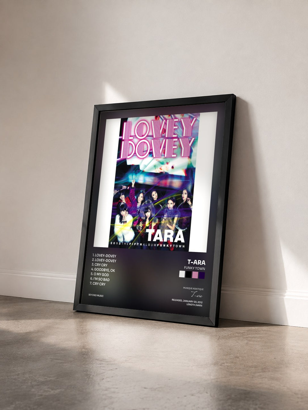 #noir Tableau de l'album Funky Town de T-ara vu de trois quarts, cadre noir
