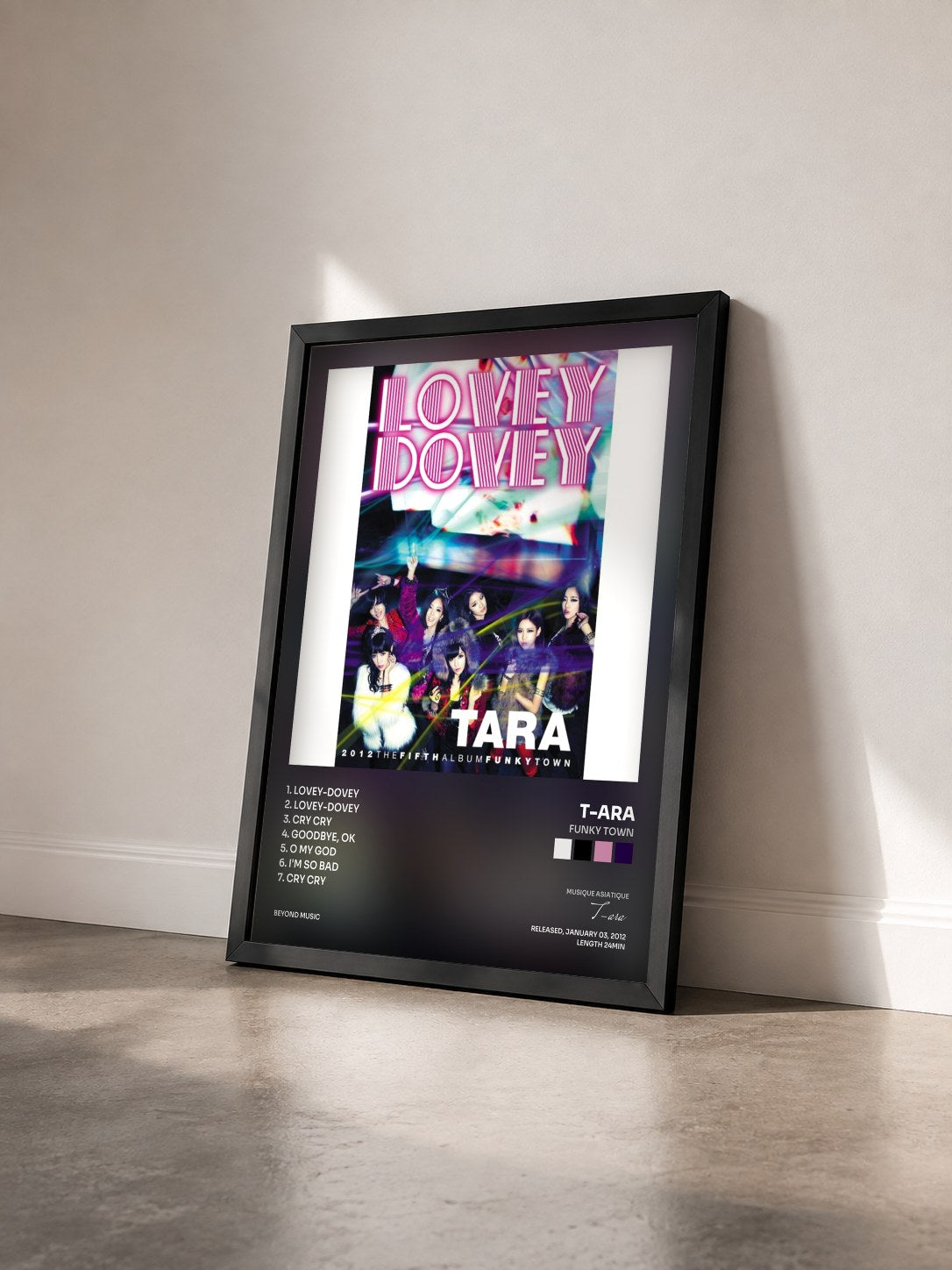 #noir Tableau de l'album Funky Town de T-ara vu de trois quarts, cadre noir