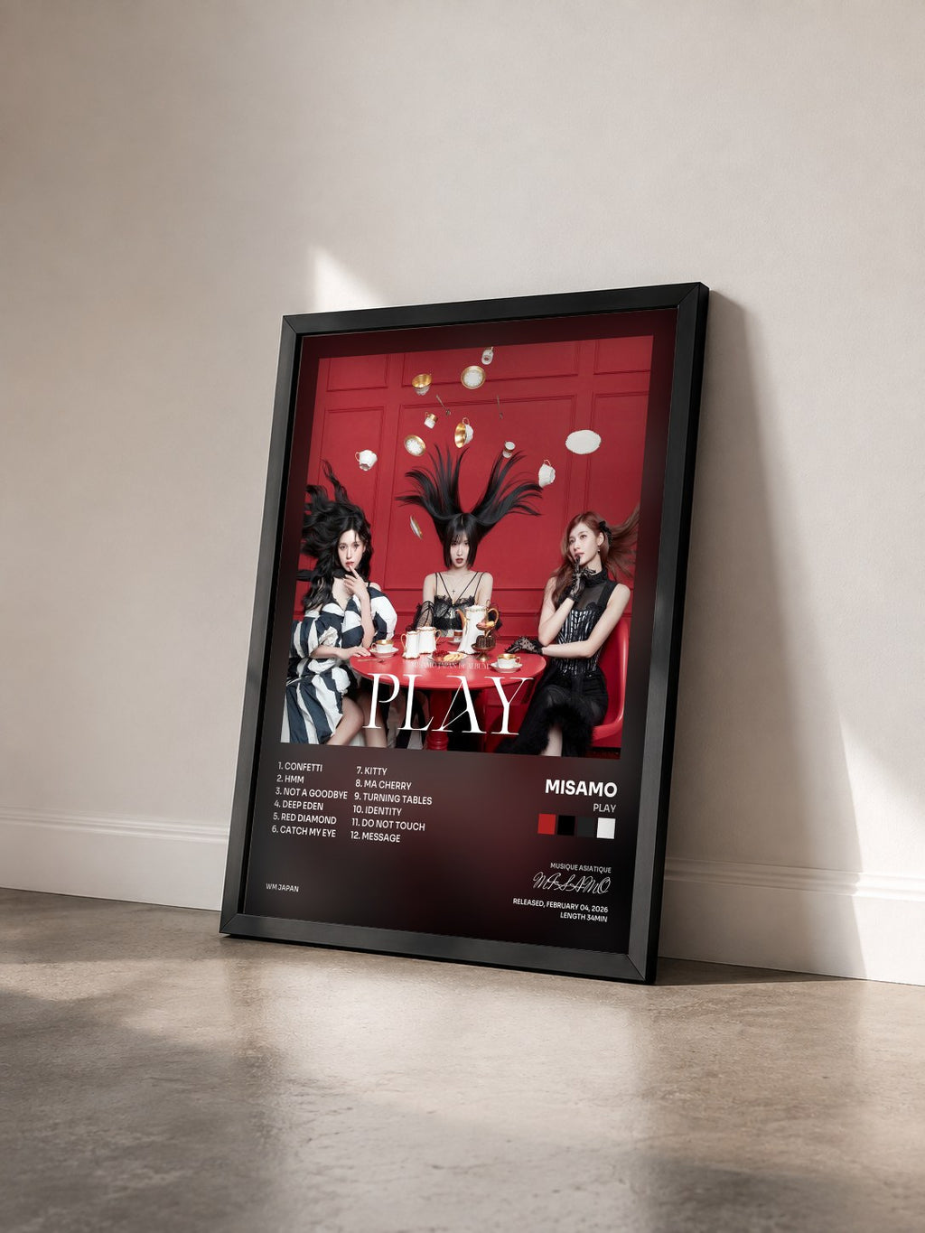 #noir Tableau de l'album PLAY de MISAMO vu de trois quarts, cadre noir