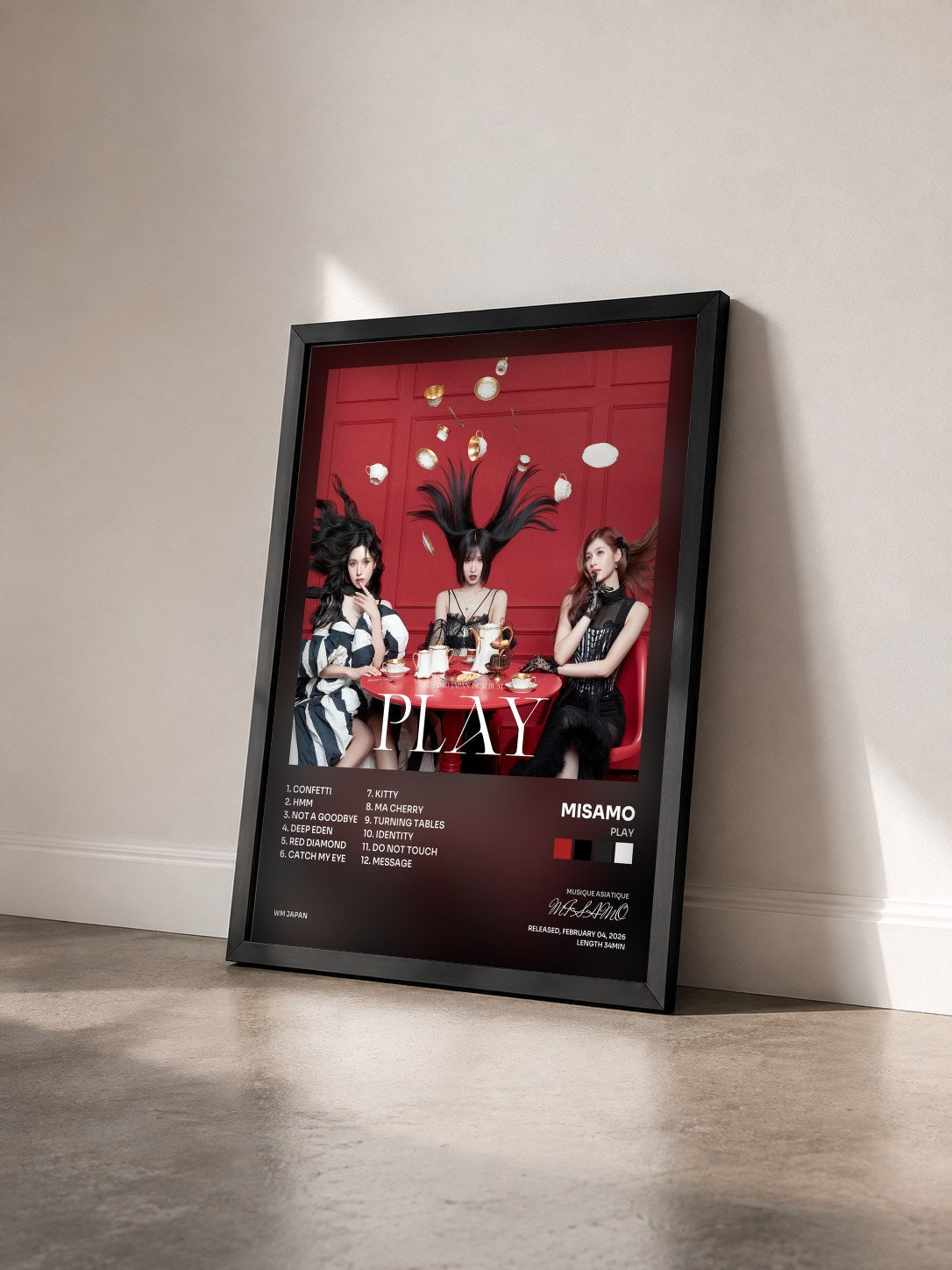 #noir Tableau de l'album PLAY de MISAMO vu de trois quarts, cadre noir